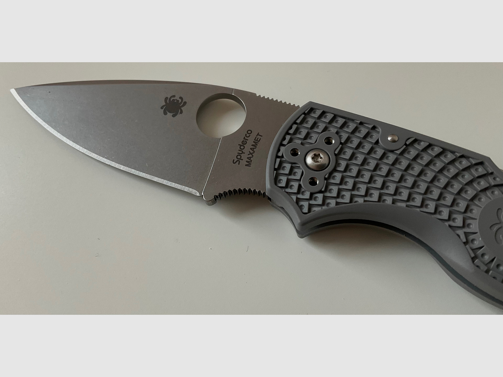 Spyderco Native 5 Maxamet C41GY5 Folder, FRN grau mit Deep Carry Clip von Lynch