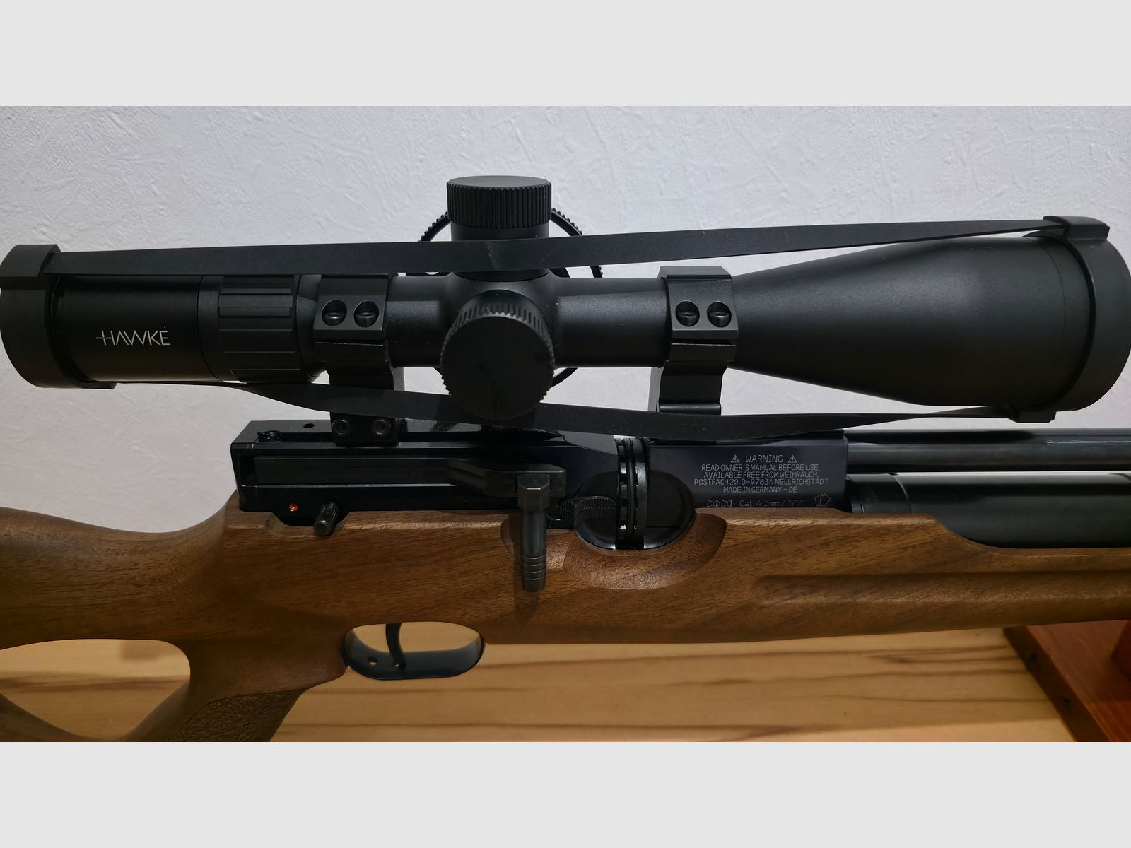 Weihrauch HW 100 T 4,5mm met demper en Hawke richtkijker 6-24x50 Compact