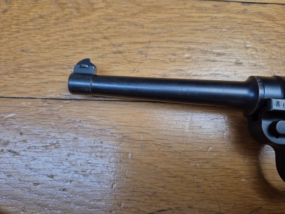 Sehr schöner Schweizer Luger P06/1929 – Kal. 7,65 Parabellum – Arsenal Bern 1942 – vollständig einheitliche Seriennummer – Magazin im Modell – Zustand wie neu!, Bild 6 von 23