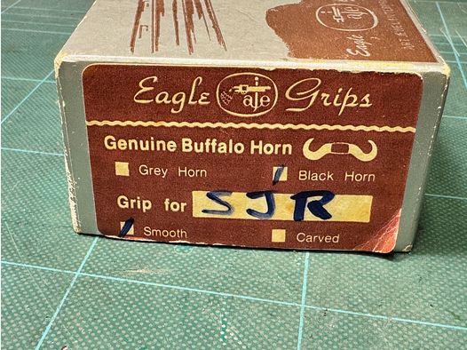 EAGLE GRIPS Büffelhorn-Griffe (Genuine Buffalo Horn) S&W J-Rahmen Round Butt – Top-Zustand in OVP mit Wechsel-Keil!