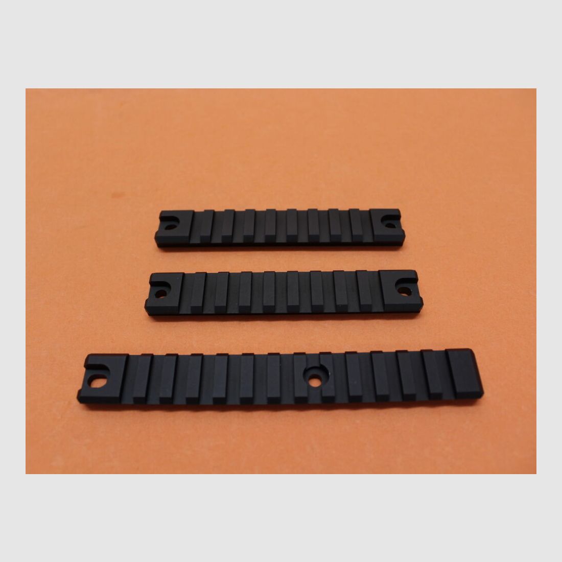 HERA	 Heckler&Koch HK HK243/SL8: Rail SET HERA Picatinnyschienen Alu schwarz für Handschutz, bestehend aus: 2x Picatinnyschiene 117mm (seitlich)/ 1x Picatinnyschiene 155mm (unten)