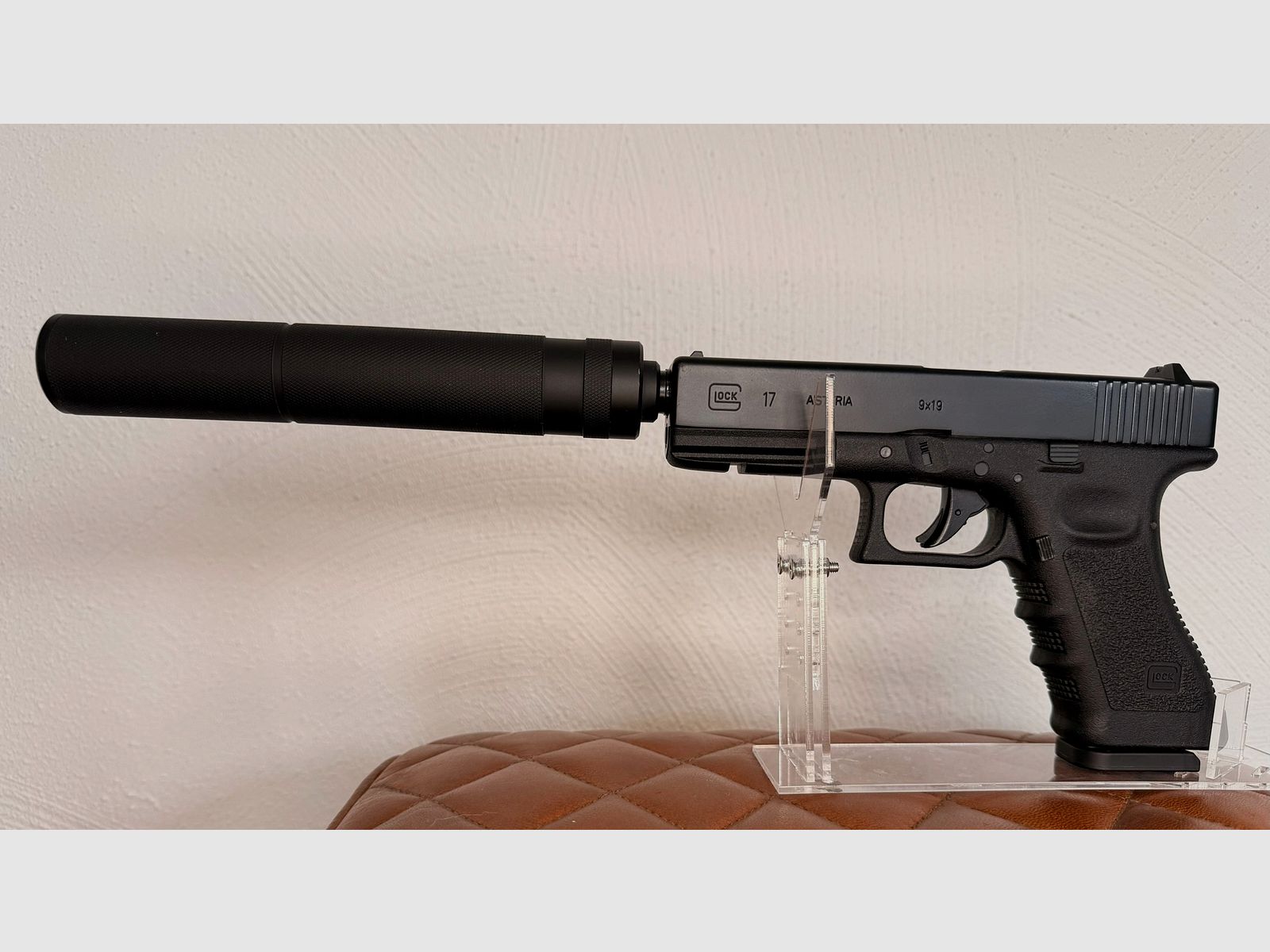 Glock 17 mit Laufgewinde Co2-Pistole Kaliber 4,5 mm Stahl BB / Diabolo Blowback (P18) + Schalldämpfer