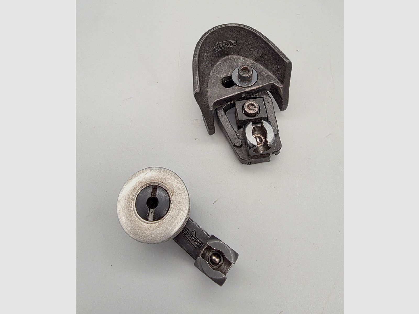 2 verschillende Handstop Anschütz Houder Riemen Hand Stop