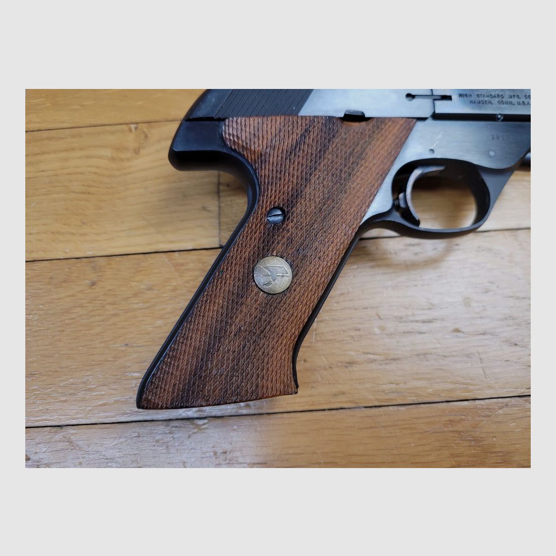 Wunderschöne Selbstladepistole Hi-Standard – Modell Supermatic Citation in .22LR – Waffe von 1967 – Nussbaumgriffschalen mit Riffelung – 100% Brünierung – Mittelschwerer Lauf mit hervorragenden Zügen – Zustand hervorragend, Bild 16 von 21