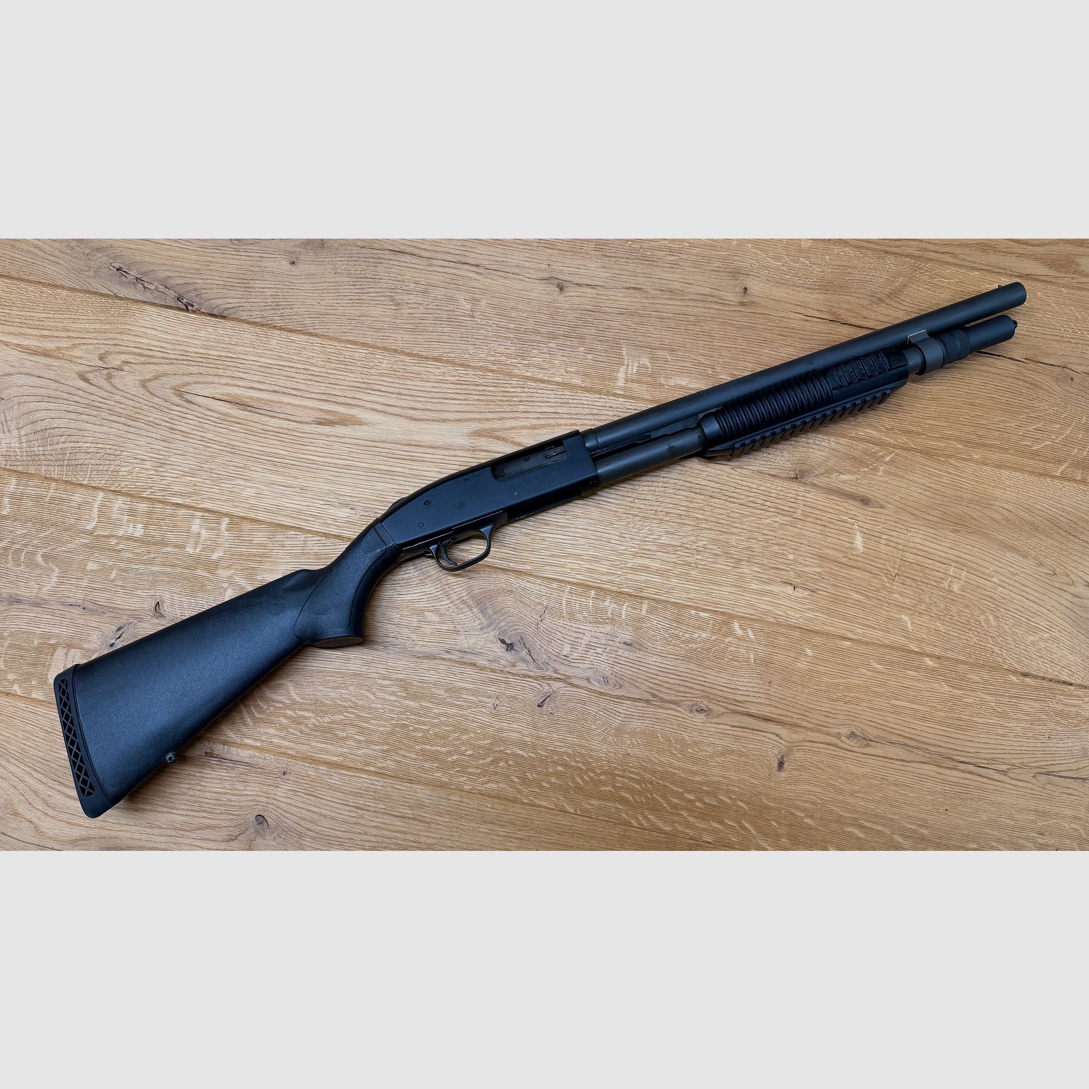 Mossberg Modell M590A1 Vorderschaftrepetierflinte / 12/76 / inkl. Magazinverlängerung / Optic Ready