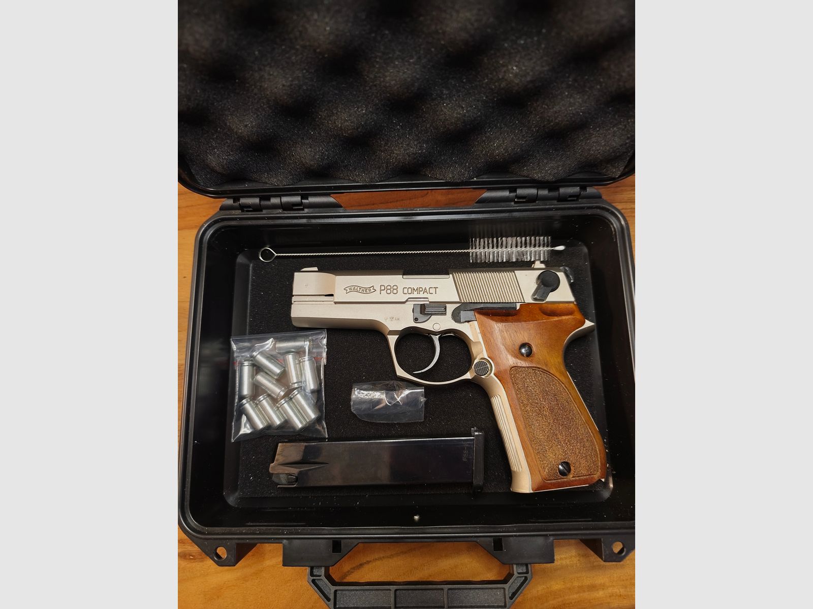 Walther P 88 Compact PTB 764 Nickel Kaliber 9mm Knall P.A.K Sehr guter Zustand