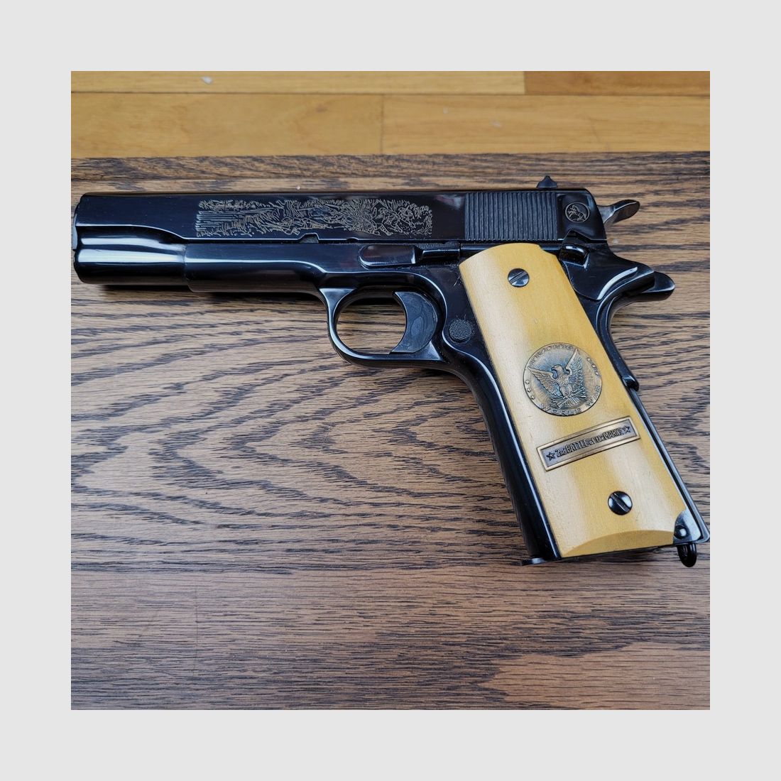 UNIQUE ! Rarissime Colt 1911 (nicht 1911 A1) Gedenkstück zur Zweiten Schlacht an der Marne 1918 – Schöpfung von 1968 – Außergewöhnliche Qualität vor Serie 70 – Luxuriös graviert und brüniert und 100% funktionsfähig – Rarität in Europa – Neuwertiger Zustand!, Bild 19 von 28