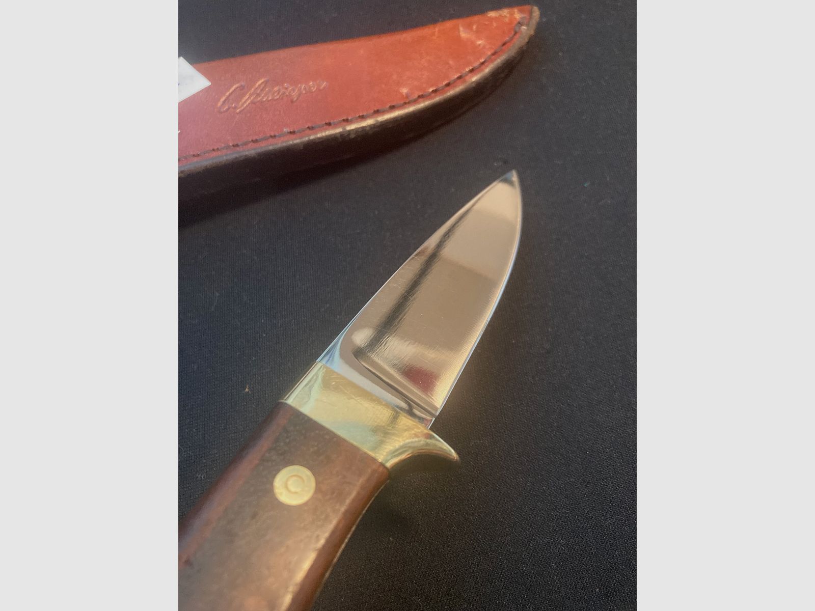 Gürtelmes, houten handvat, messing beslag, leren schede, jachtmes 41