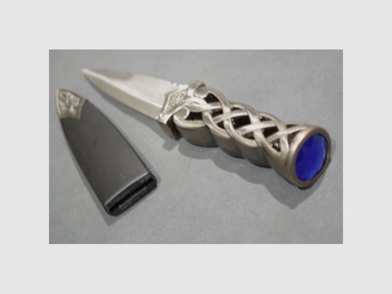 Dolch der Kelten mit schwerem Metallgriff und Scheide