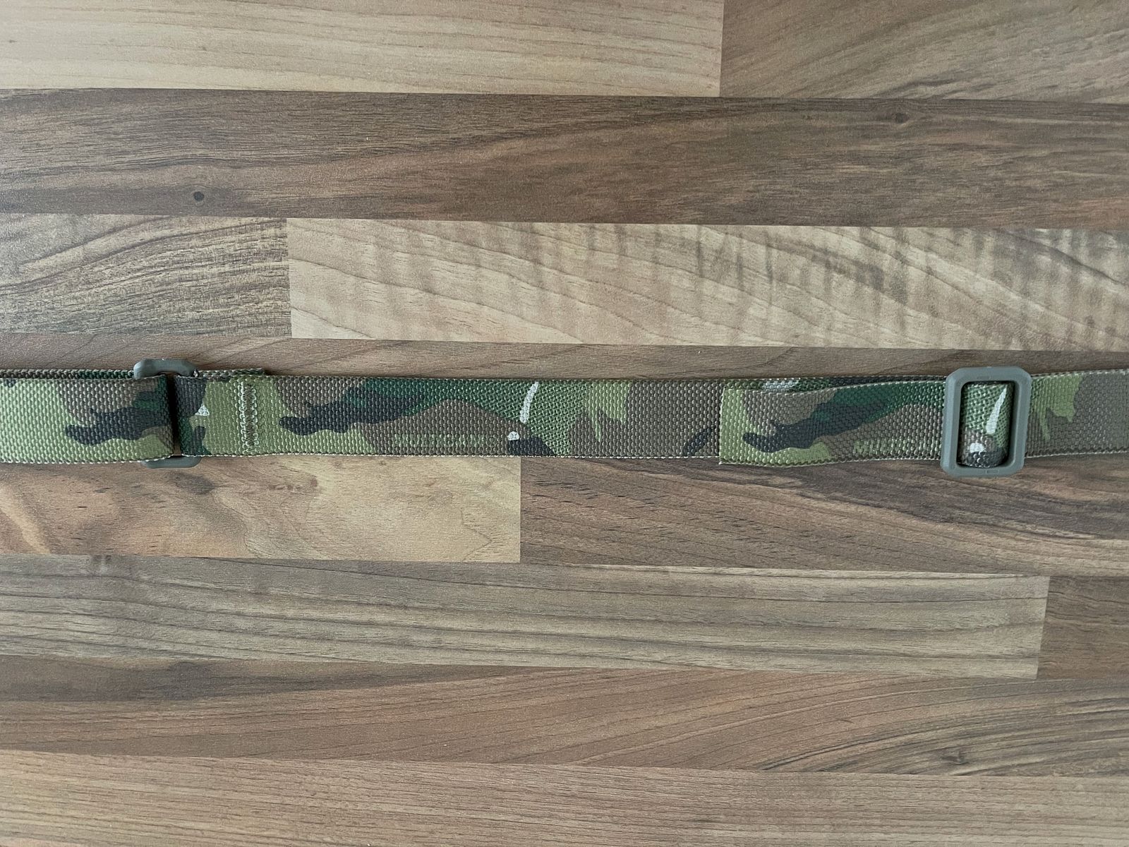 BLUE FORCE GEAR VICKERS 2-zu-1 Tragegurt mit red Swivel, MultiCam