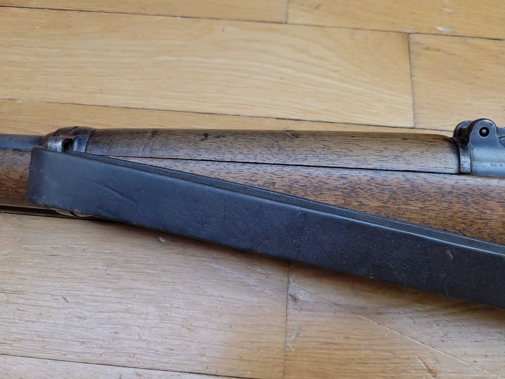 Sehr schöne K98 Gewehr aus der Frühzeit des III. Reichs – Rarissime Zuweisung Kriegsmarine Ostsee – Herstellung S/42 Mauser von 1938 – fast monomatrikulär – Wunderschöne Stempel und gut lesbare Punzen – Einwandfreie Mechanik – Sehr guter Lauf – Originaler Riemen – Sehr schöne, seltene Waffe in TTBE, Bild 35 von 37