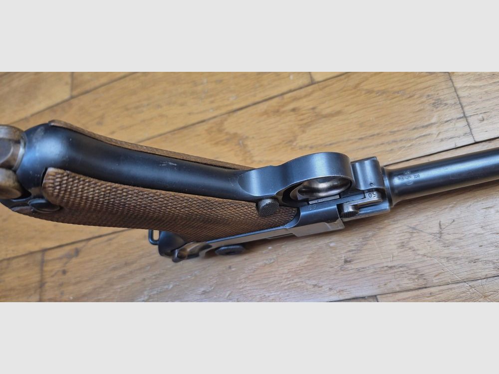 Außergewöhnliche Luger P04 Marinepistole – Deutsches Kaiserreich 1. Weltkrieg – Waffe der 5. Lieferung von 8.000 Waffen in 1916-1917 – Kal. 9×19 – Waffe in außergewöhnlichem Zustand, einheitliche Seriennummer bis zum enthaltenen Magazin – Eine der 34.000 P04 insgesamt – Ausgezeichneter mechanischer Zustand – Hervorragende ästhetische Verfassung – Letztes Modell der DMW von 1917 – Sehr seltenes Stück und Sammlerstück von höchster Qualität – TBE+++, Bild 15 von 29