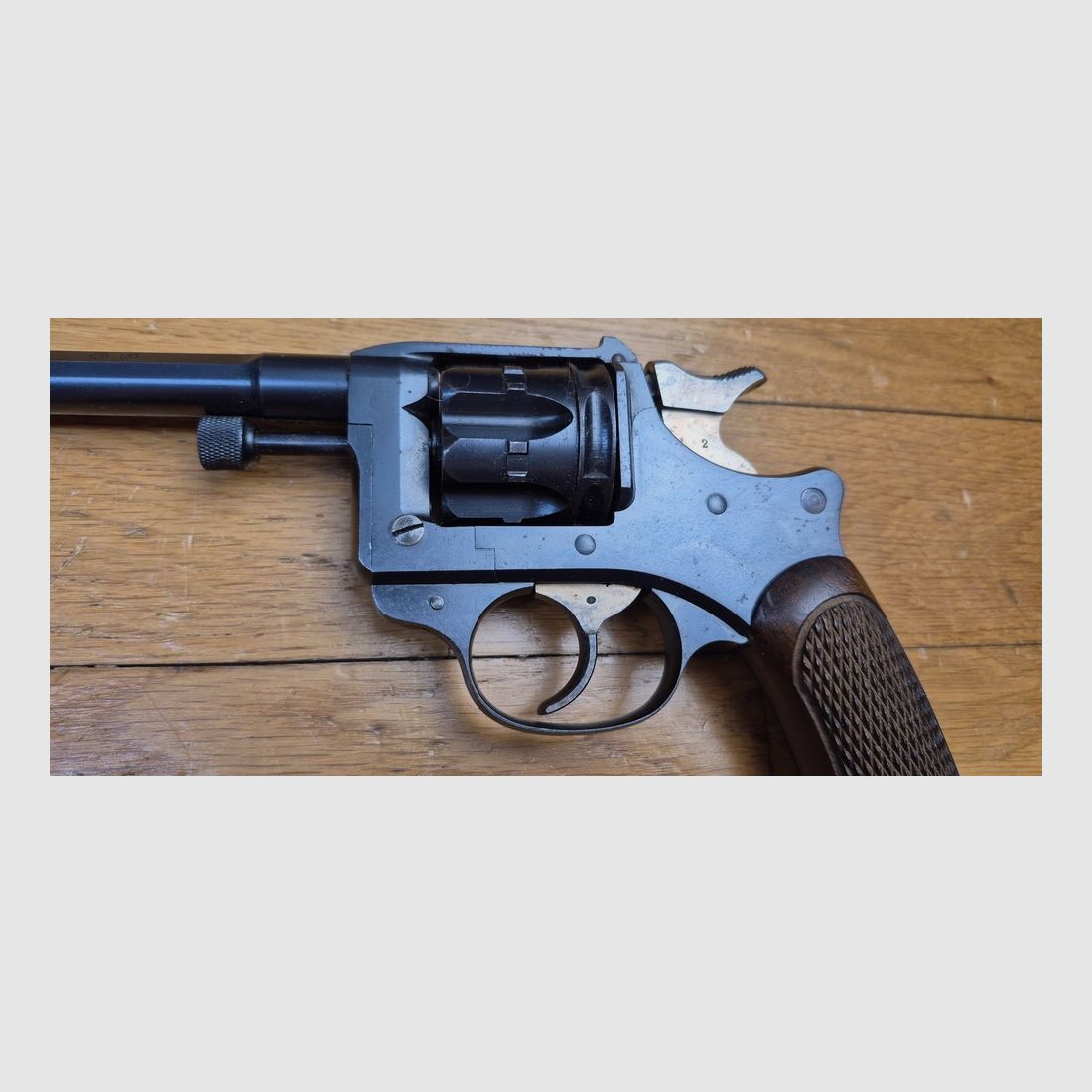 Schöner Dienstrevolver Modell 1892 – Gängig, aber mythisch – Höhepunkt des Dienstrevolvers Made in France – Kaliber 8mm92 – Mono-Nummer – Waffe von 1910 – Schöne Mechanik – Schöner Lauf – Etui Modell 1915 aus dem Ersten Weltkrieg – TBE +, Bild 25 von 31