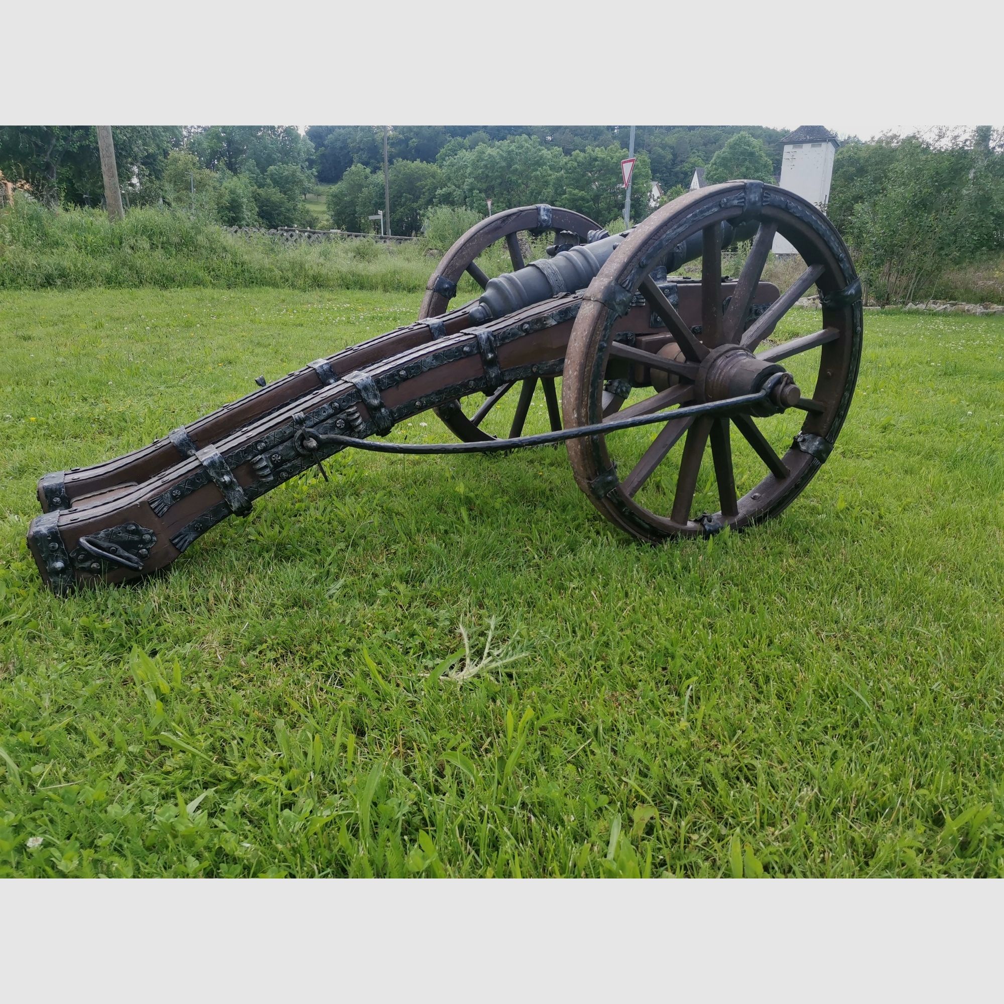 Grande canon XXL avec un artisanat de forge très élaboré et un nouveau canon à chargement par la bouche.