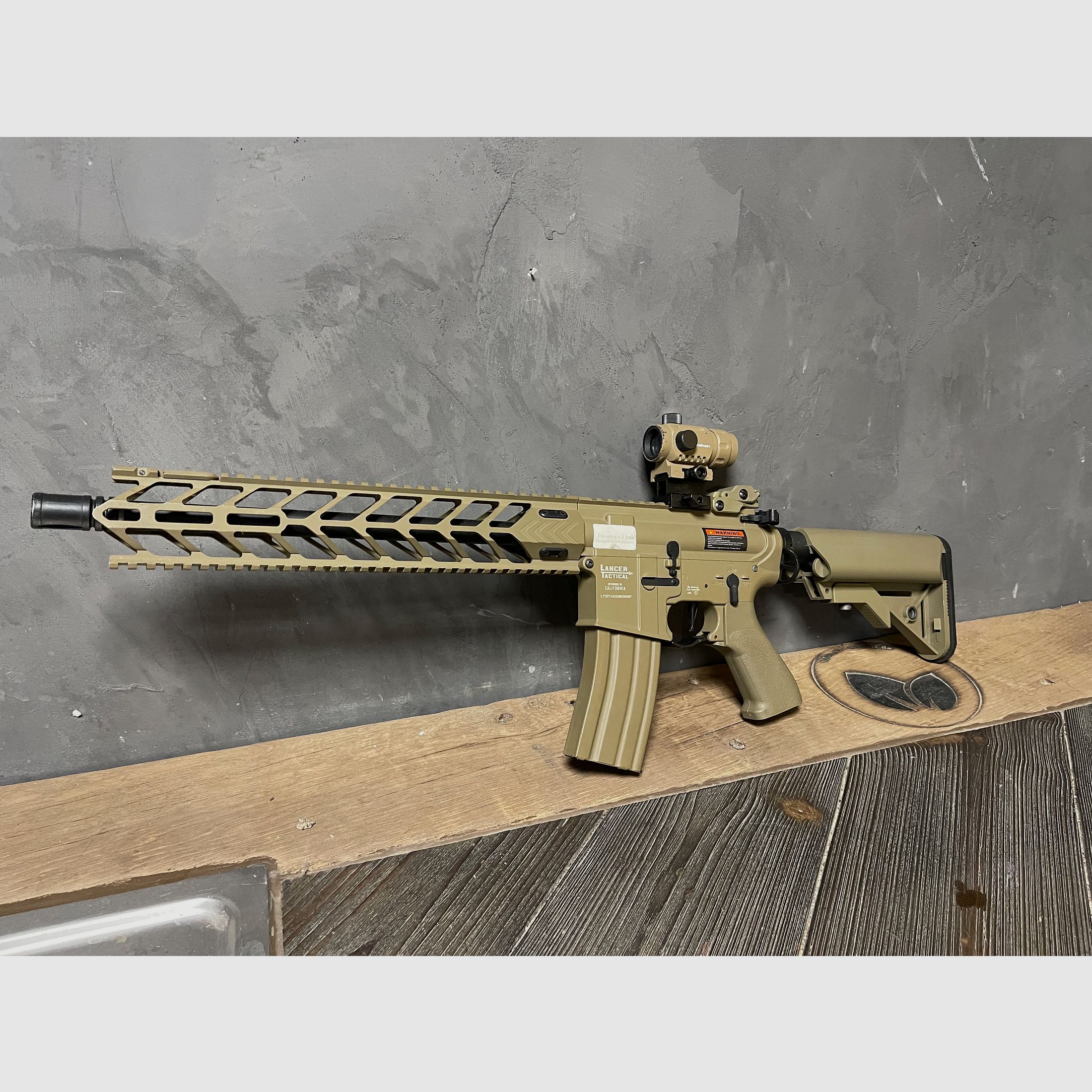 Konvult aus verschiedenen Langarm Waffen Lancer Tactical