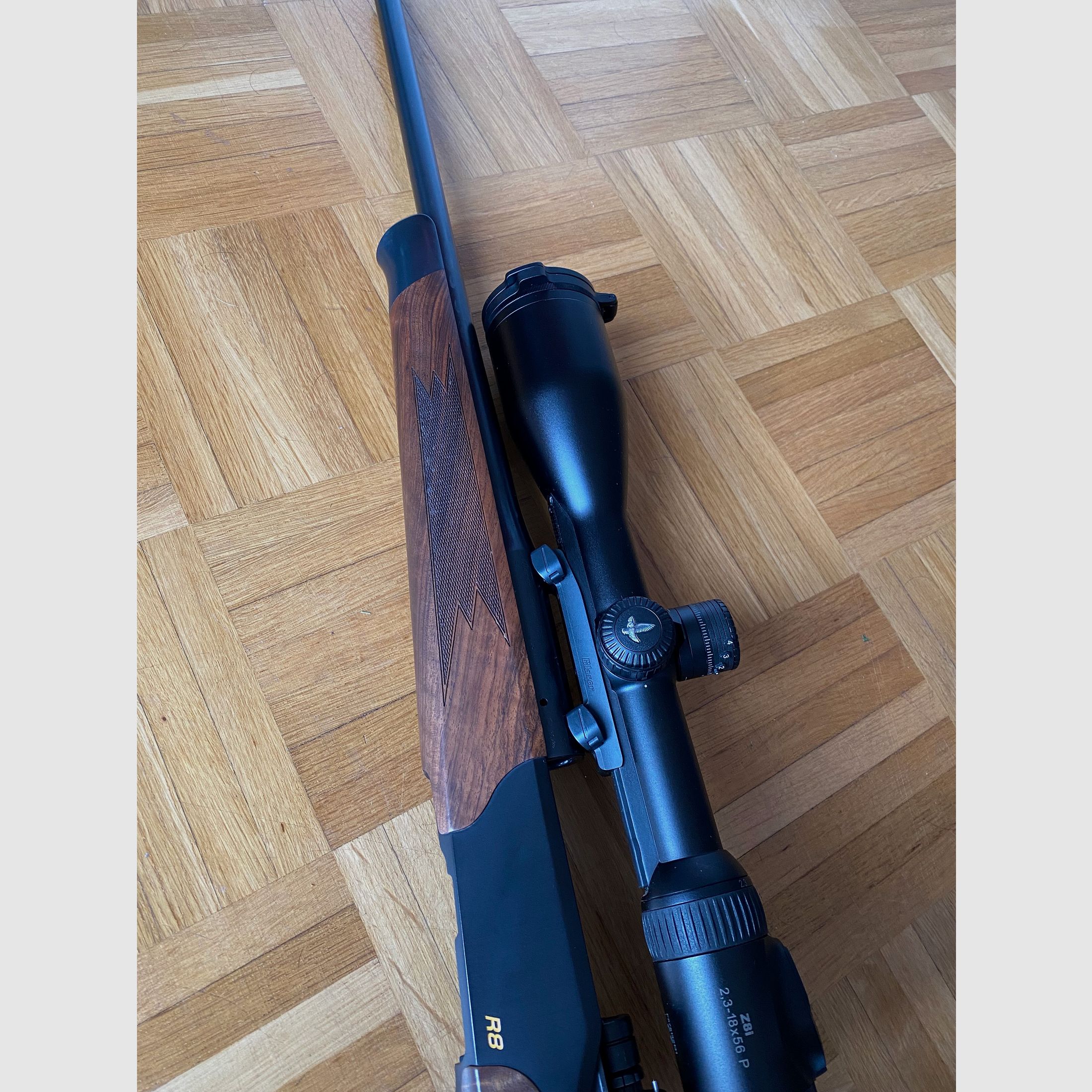 Blaser R8 Holz Standard mit Swarovski Z8i 2,3-18x56