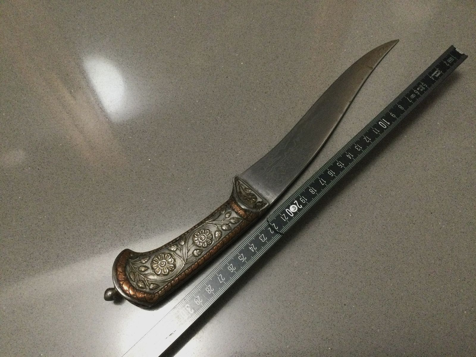 Hermoso cuchillo antiguo, daga, antigüedad, hoja de Damasco