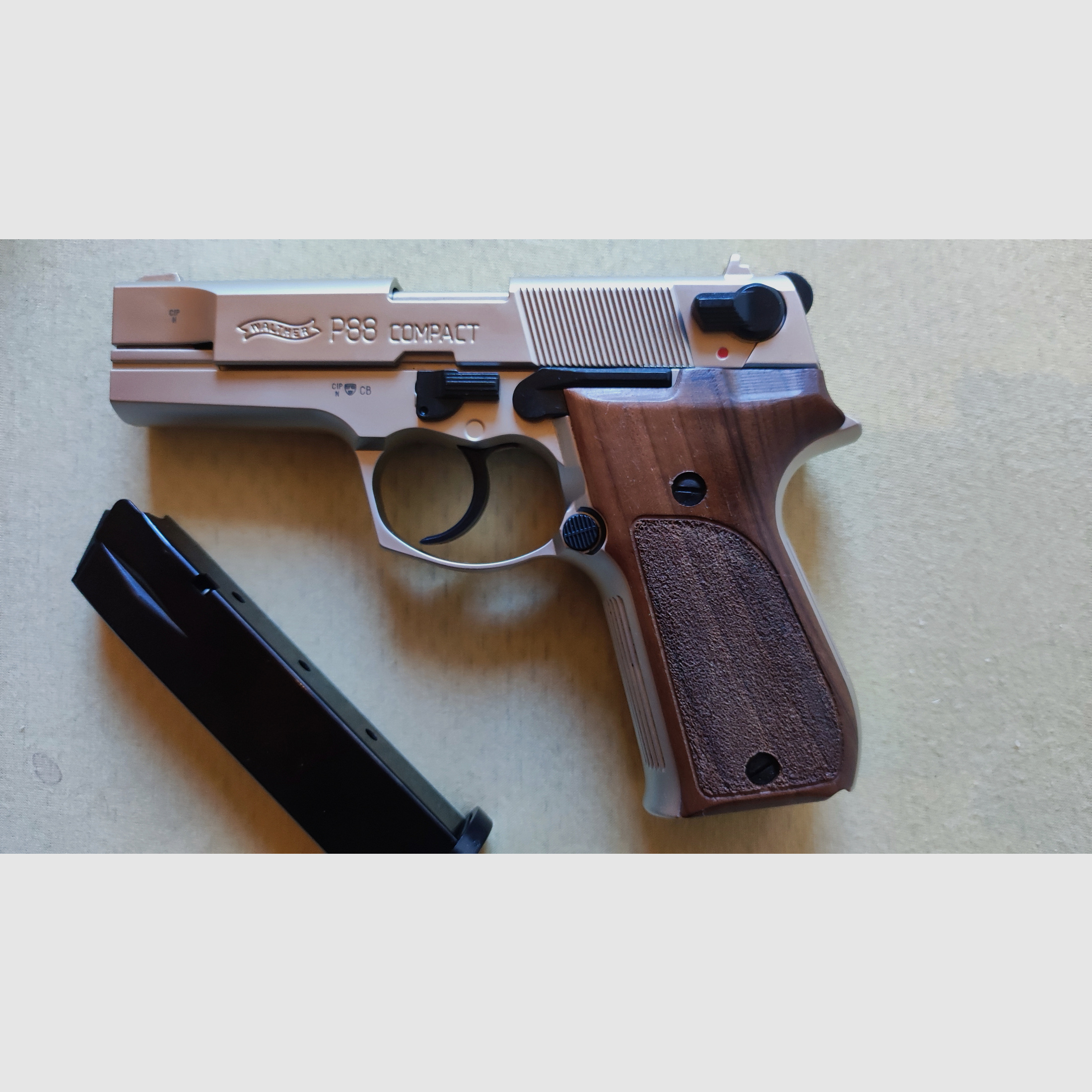 Walther P88 Compact Nickel-Holz 9 mm PAK SRS Waffe