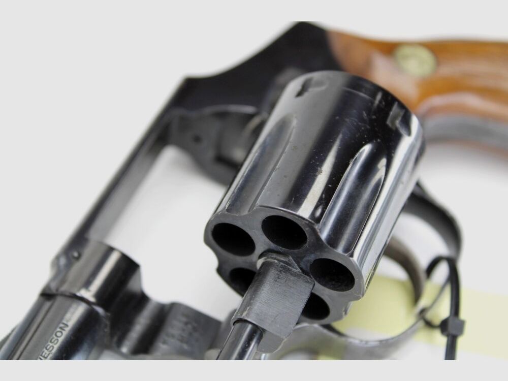 Revolver Smith & Wesson Mod 40 concealed hammer, palm safety .38Special