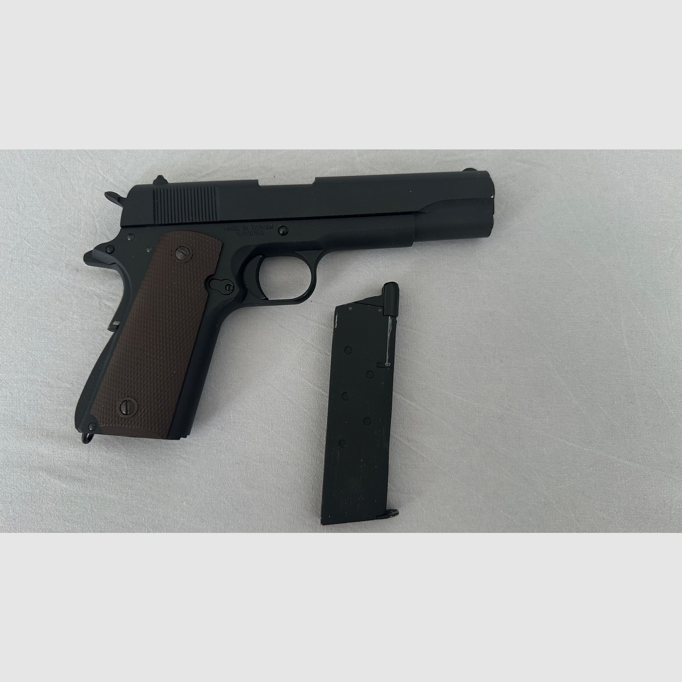 Unico KJWorks Colt 1911 Airsoft 6mm BB in metallo pieno, realizzato in scala conforme all'originale. Spedizione inclusa!
