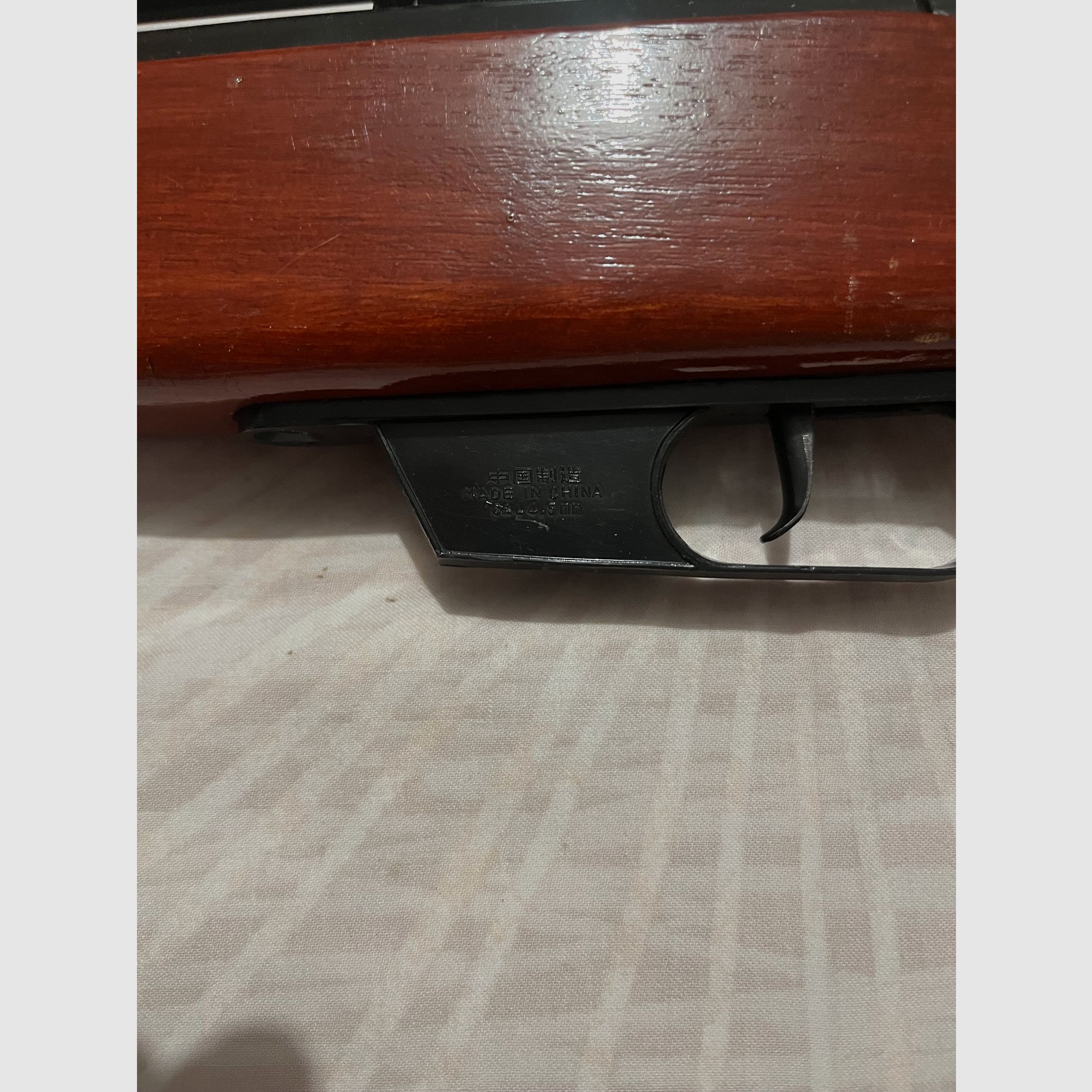 Fünf  Luftgewehre abzugeben. 1 Gewehr Suhl. 1 Gewehr Umarex. 3 Gewehre Lion Brand. Siehe Photo. 