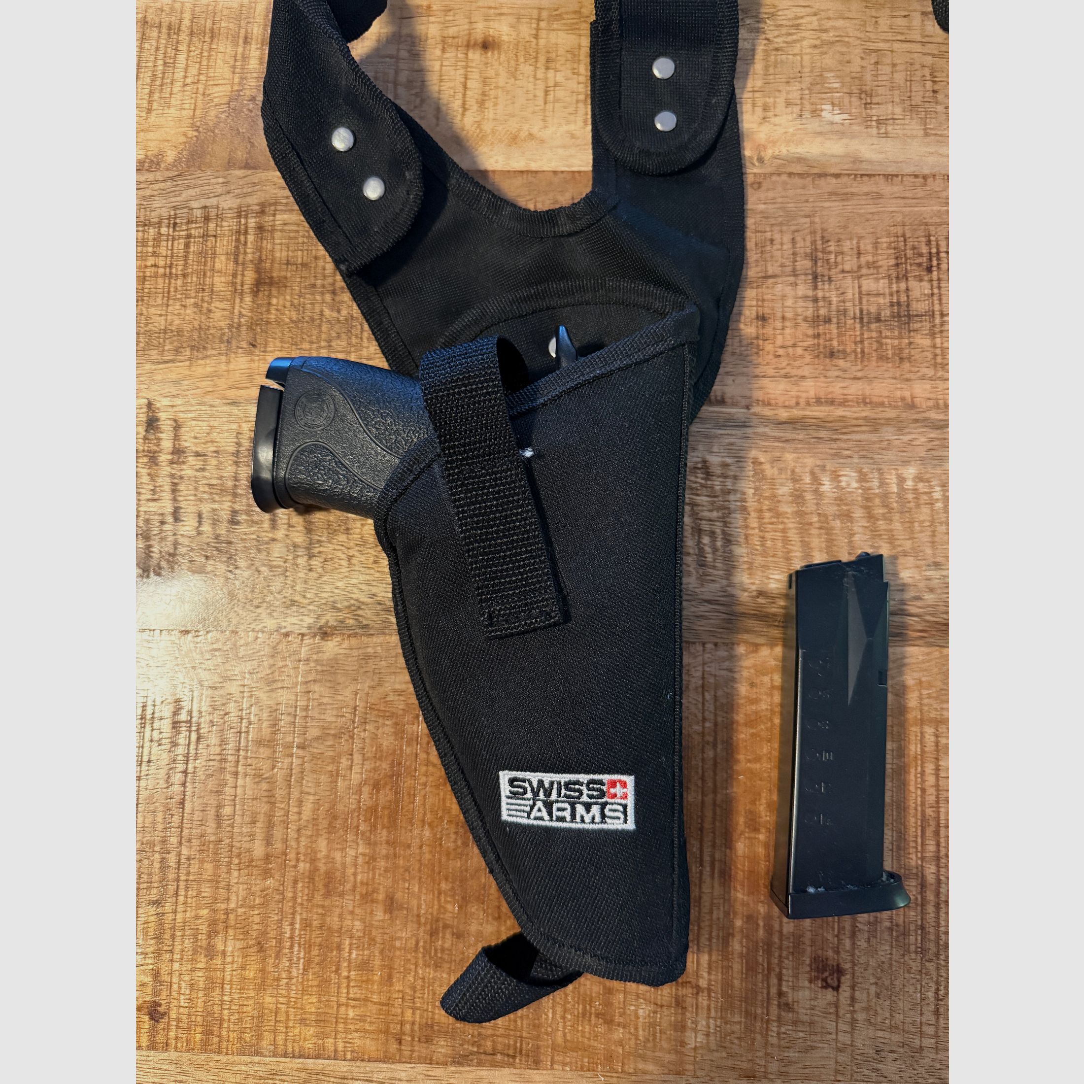 Smith & Wesson M&P40 PS Softair <0,5 J – Set met 2 magazines & Swiss Arms schouderholster