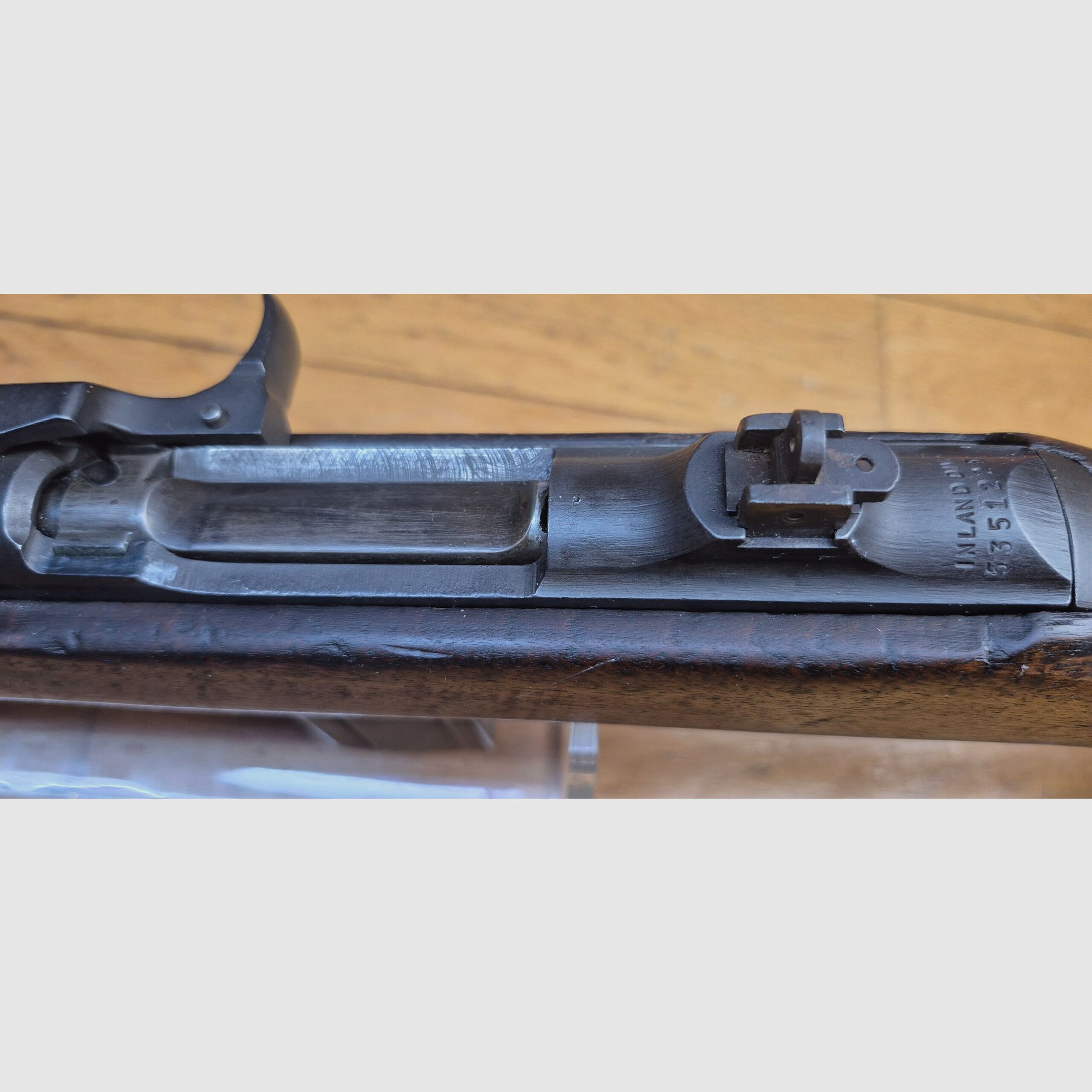 Gute USM1 Repetierbüchse umgebaut auf Semi-Auto – Kaliber .30 M1 original – Herstellung INLAND – Ohne Bajonettanschluss für einen Typ 2. Weltkrieg – Zweiter 10-Schuss-Magazin inklusive – Gewehrriemen – Sehr guter mechanischer und ästhetischer Zustand – Eine der unterhaltsamsten Büchsen am Stand! – TBE, Bild 16 von 30