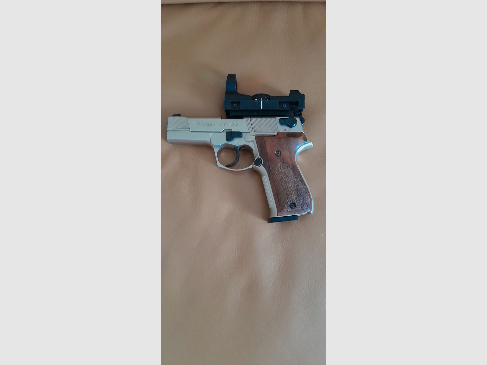 Vernickelte Walther CP88, CO2-Pistole, mit Echtholzgriffschalen und Rotpunktvisier