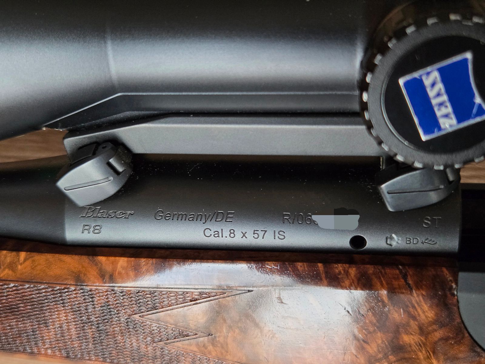 Blaser R8 avec crosse en bois premium