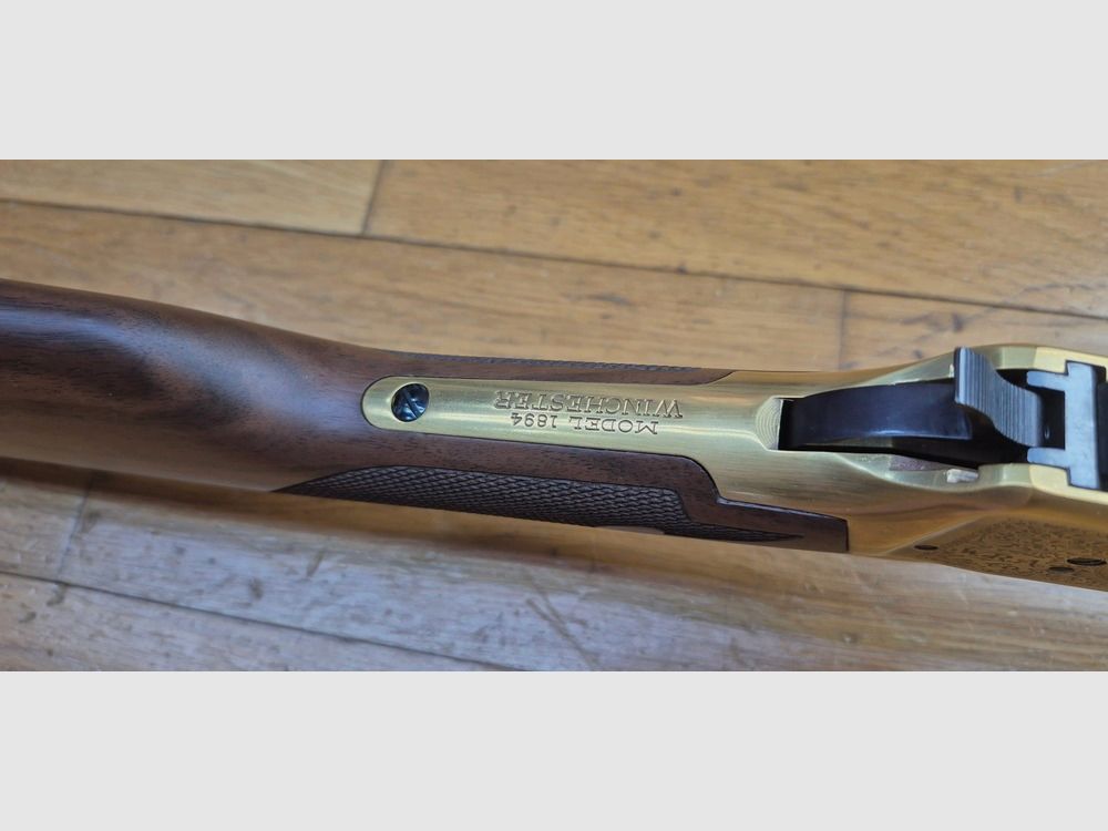 Winchester Kommemoration « Oliver F. Winchester » OFW 1894 – 19.999 Ex. – Wunderschöne Rauten – 38-55Win – Nie geschossen – Originalbox und leere Munitionbox im Modell – Zustand TBE+++, Bild 23 von 41