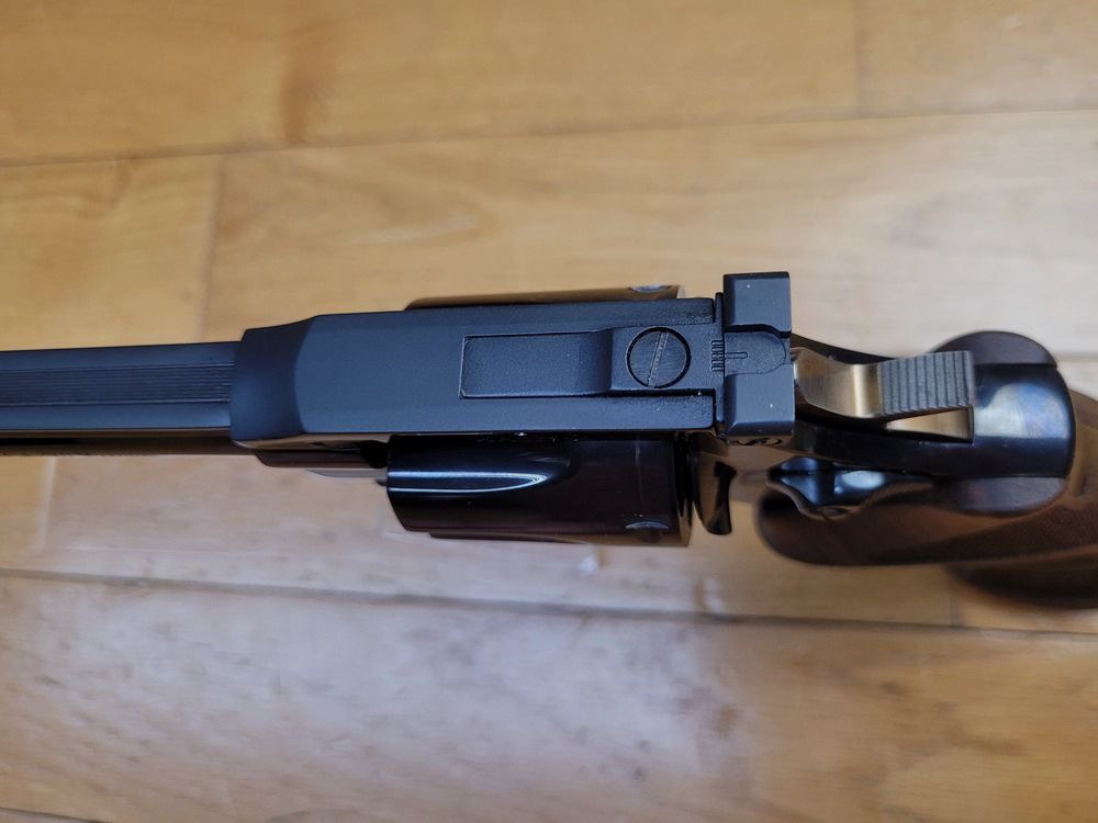 Sehr schöner Revolver Manurhin 73 Modell Sport – Kal. 357 mag – 4 Zoll – Französische Herstellung Chapuis – Serie HA – Jahr 2002 – Wunderschöne Brünierung – Lauf und Kammern spiegelnd – Zwei-Schrauben-Griffschale – Enger Lauf 355′ – Trausch-Griffset – Gebraucht im Zustand von fast neu in Originalverpackung, Bild 13 von 23