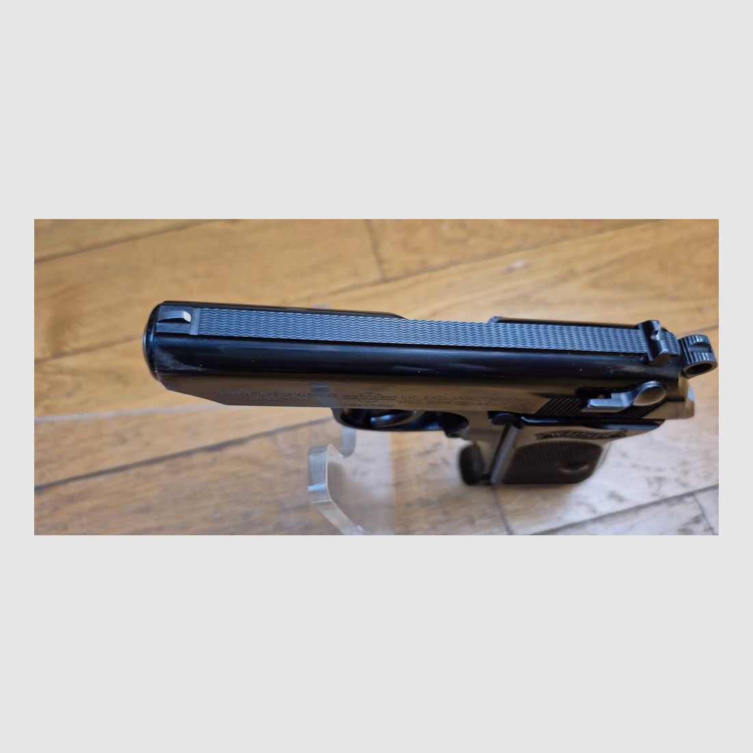 Sehr schöne und seltene Walther PPK von Manurhin unter exklusiver Lizenz von Walther – Kaliber 22LR (sehr selten) – Wunderschöne Brünierung – Wahrscheinlich Polizeitrainingswaffe – 2 Magazine mit 10 Schuss, davon eines mit Fingerverlängerung – Entspannungs-Sicherung – Spiegel-Lauf – Etui mit Aufdruck der bayerischen Polizei – Riemenring – Zustand nahezu neu! TBE+++, Bild 15 von 30
