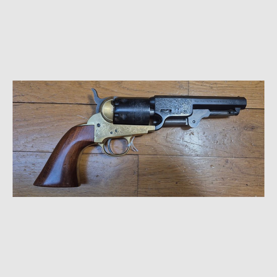 Bellissimo revolver a polvere nera Colt 1851 di Pietta — modello "Navy Yank" — Cal. 36 — Versione di lusso — Cornice e canna incise — Finitura nera al 100% — Meccanica perfetta — Arma timbrata BF (1995) — Eccellente stato — TBE+, immagine 18 di 23
