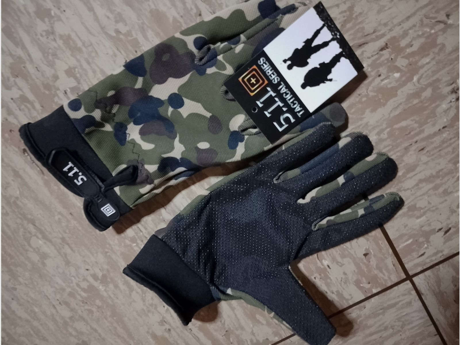 Ein Satz / Paar neue Tactical Series Handschuhe Glove 5,11 flecktarn neu Tarnmuster 