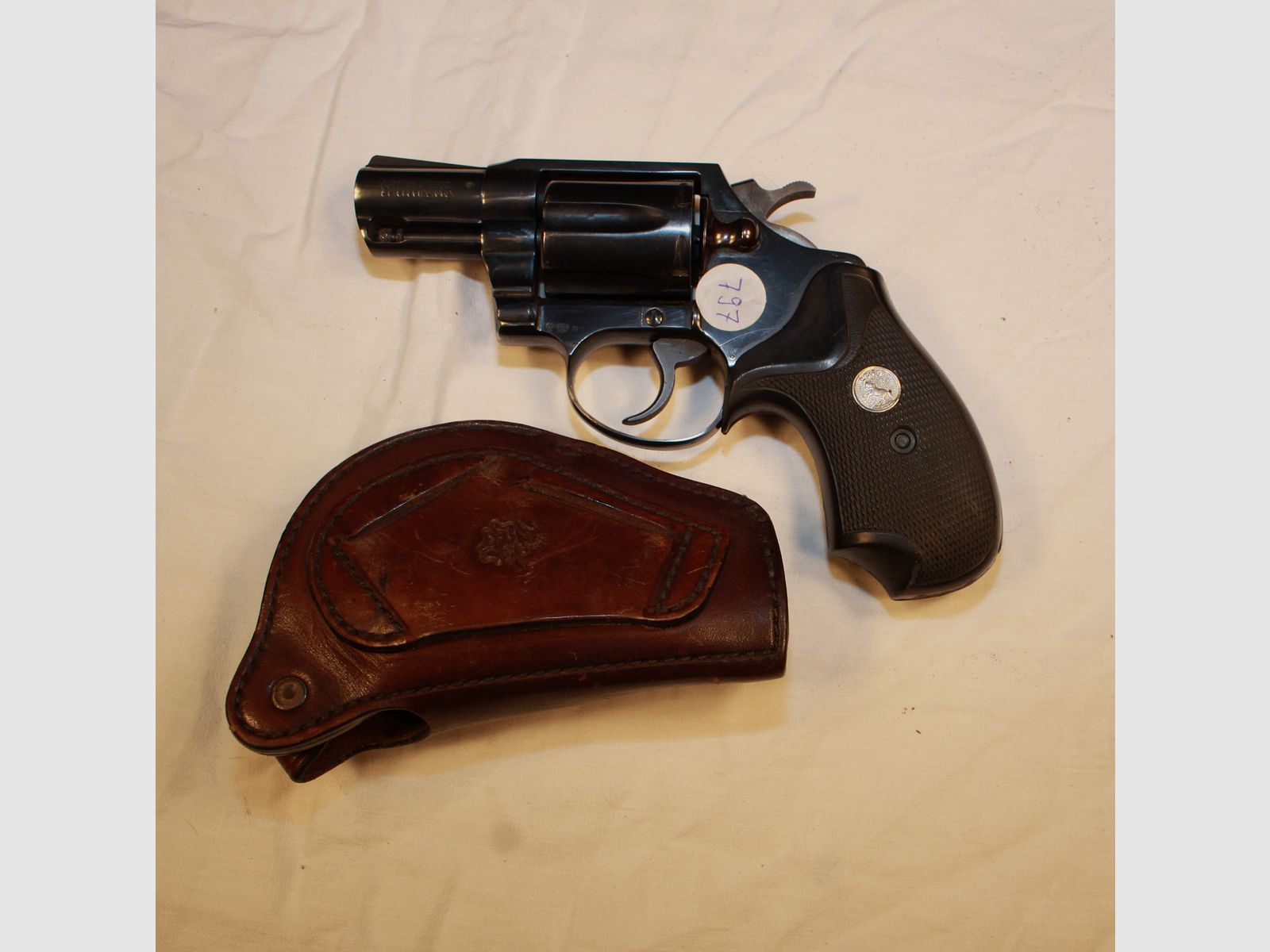 Colt Detective, .38 Spl., con fondina.