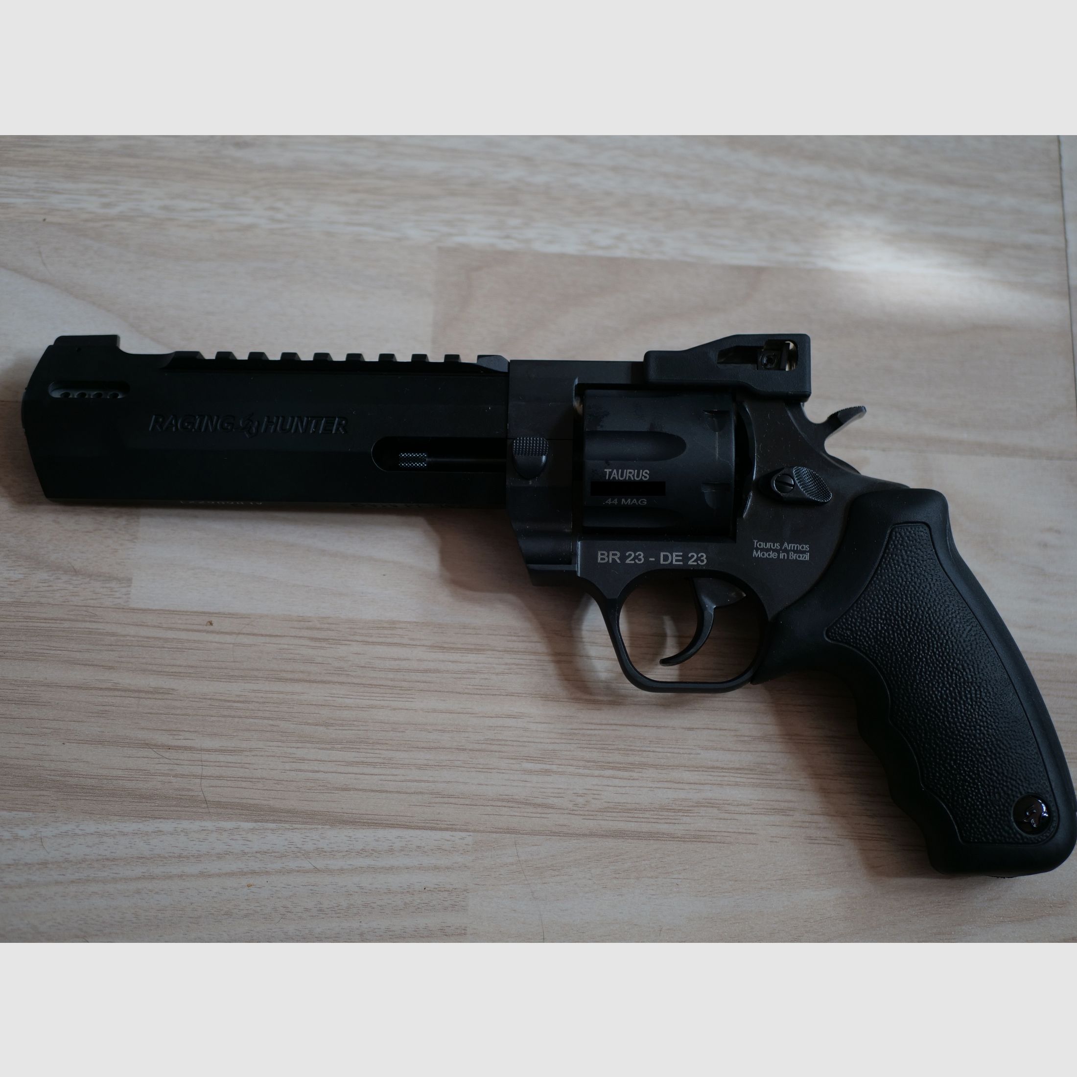 Taurus Revolver Raging Hunter – 6 3/4" caliber .44 Mag.