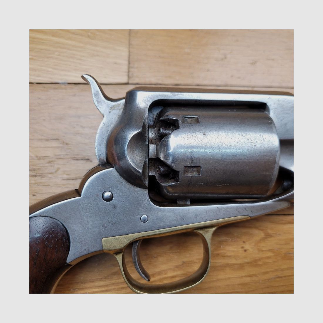 Exceptionnel revolver militaire Remigton 1861 Old Army Model d&rsquo;époque – Arme de la Guerre de Sécession – Calibre 44 – Mono matricule sauf barillet – 10000 armes produites seulement et dans une rare variante qui plus est ! – Excellent état esthétique, mécanique et canon – Pièce d&rsquo;exception !, image 4 sur 41