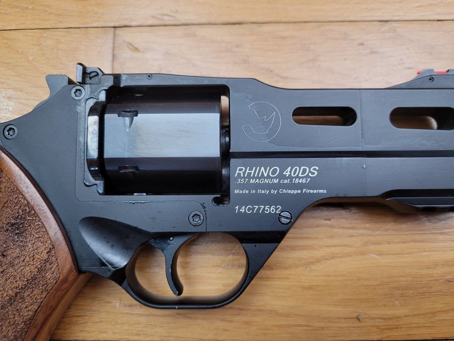 Feroce rinoceronte di Chiappa – Revolver Modello 40DS – 6 colpi 357 magnum – canna di 4 pollici allineata con la camera inferiore – eccellenti qualità di puntamento – ultra leggero – stato quasi nuovo, immagine 4 di 15