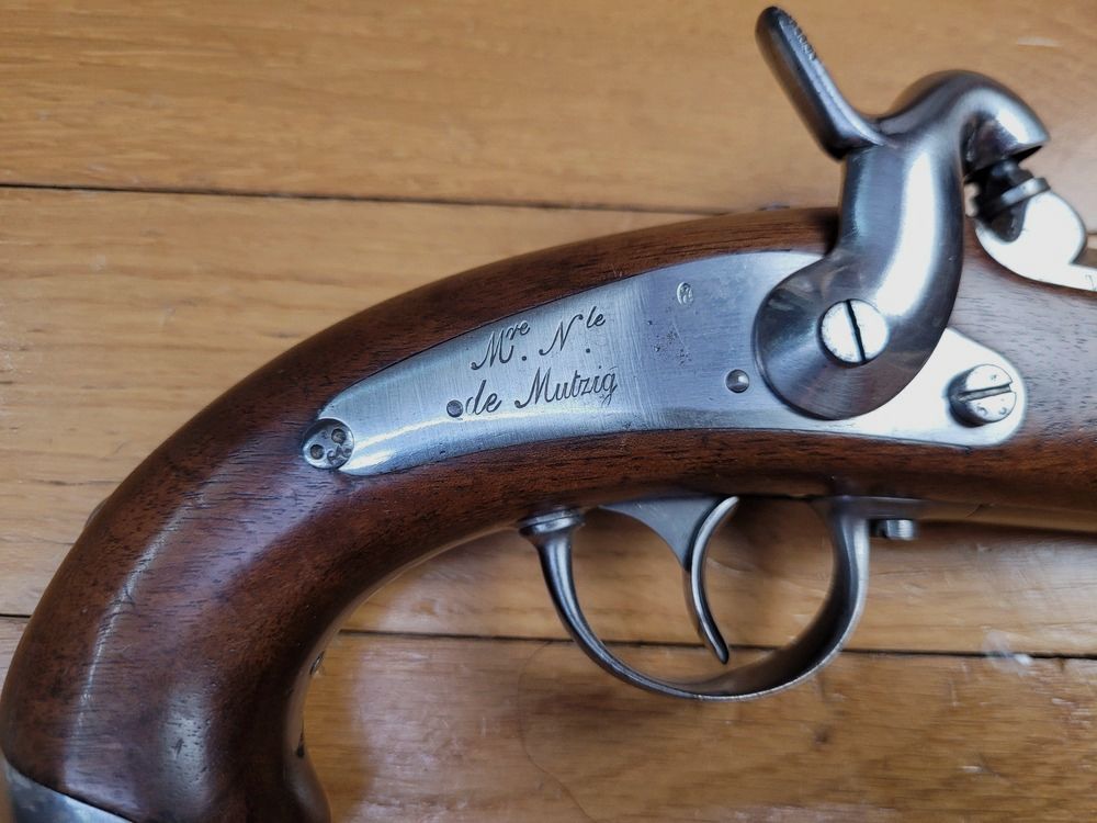 Eccellente esemplare di pistola di Gendarmeria 1842 – Fabbrica Nazionale di Mutzig – Arma di agosto 1850 – Punteggi ben leggibili e tutti omogenei – Targa in legno leggibile – Pezzo molto bello in uno stato di conservazione raro. – TTBE+, immagine 4 di 22