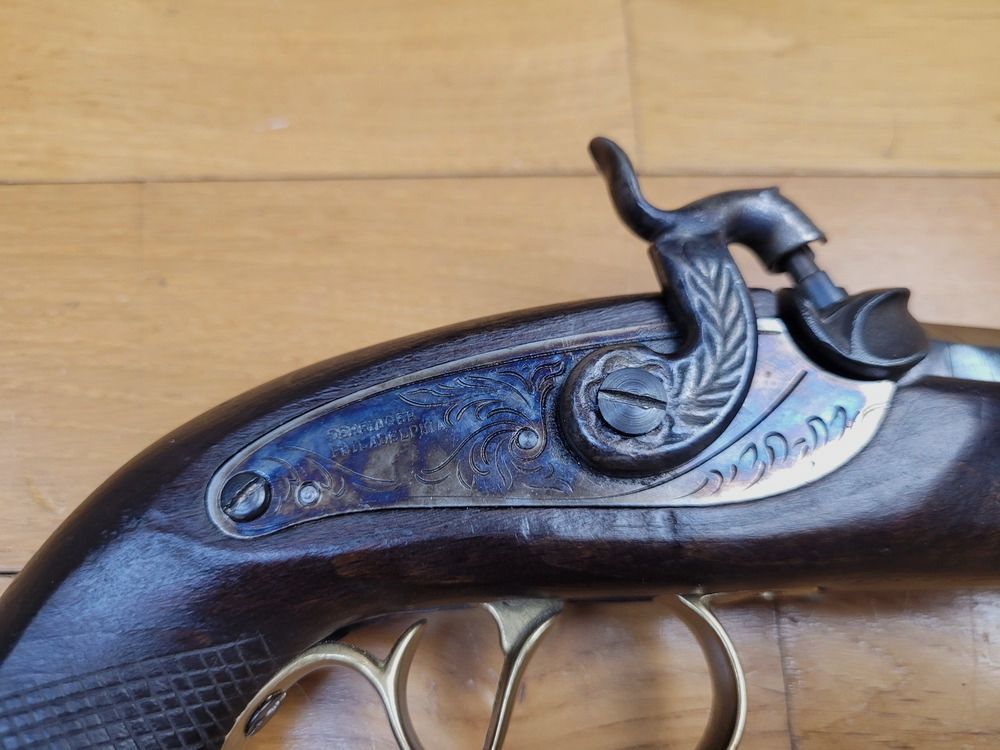 Intéressant pistolet de poche à percussion Deringer – Par Ardessa Custom – Cal.45 – Crosse traitée à l&rsquo;huile de lin – Quadrillage reprenant celui des originaux – Canon neuf – Très belles rayures et beau bronzage bleuté – Monstre de poche pour de grandes sensation au stand ! – Un indispensable des rues de San Fransisco vers 1850 et l&rsquo;arme qui a tué Lincoln ! – Neuf !, image 4 sur 16
