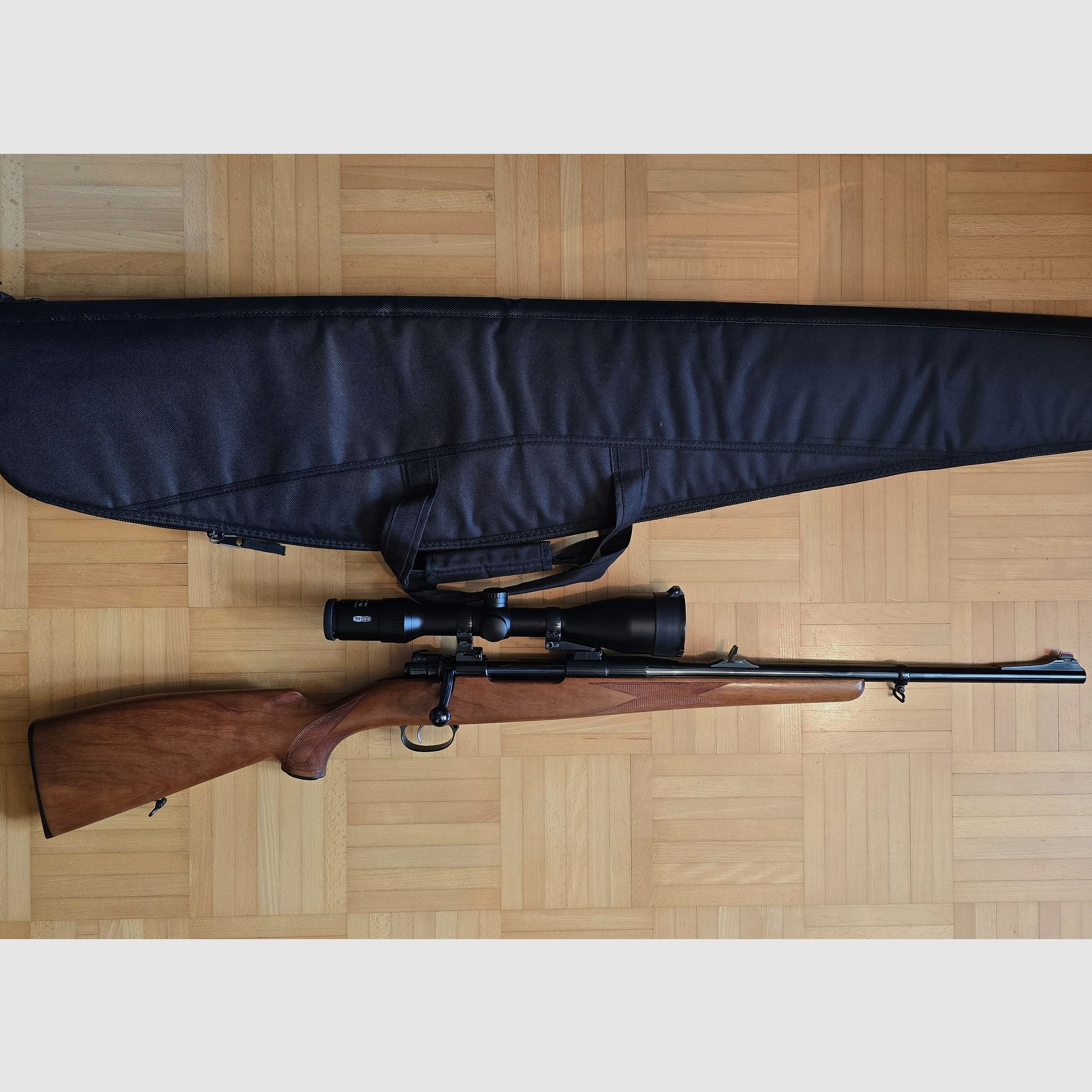 Repetierbüchse "Forest Favorit" mit Holzschaft .30-06 inkl. Optik Meostar R1r, neuwertig 