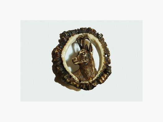 Rehbock-Anstecker aus Hirschrosette