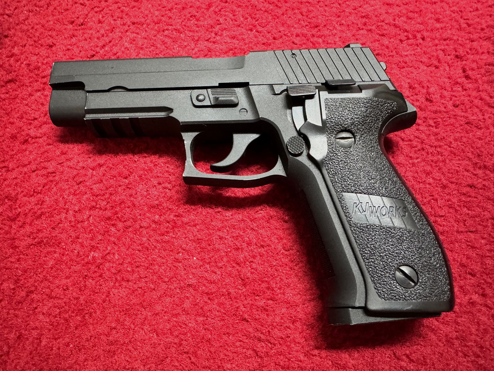 KJ Works KP-01 SIG P226 Vollmetall Gas Blow Back Airsoft GBB 6mm + Tasche-Holster - 3 Magazine 