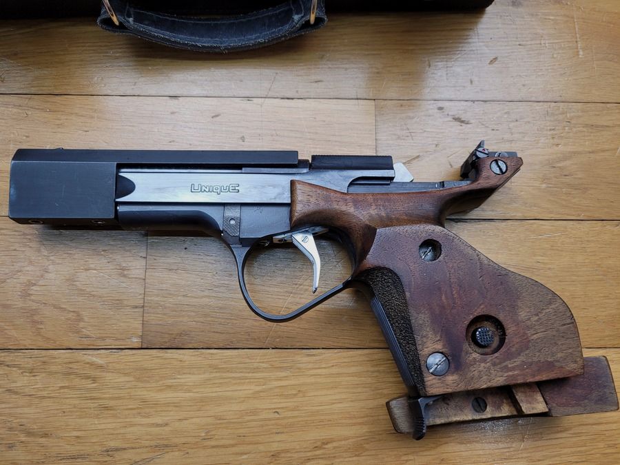 Sehr guter Pistol DES 69/U – Hergestellt in Frankreich von Unique in Hendaye – Kal. 22 LR – Verstellbarer anatomischer Schaft aus Nussbaum – Magazin 10 Schuss – Verstellbarer Abzug – Doppelte Bossette – Set von Gegengewichten – Vollständig aus bearbeitetem Stahl – Sehr guter Zustand, Bild 22 von 27