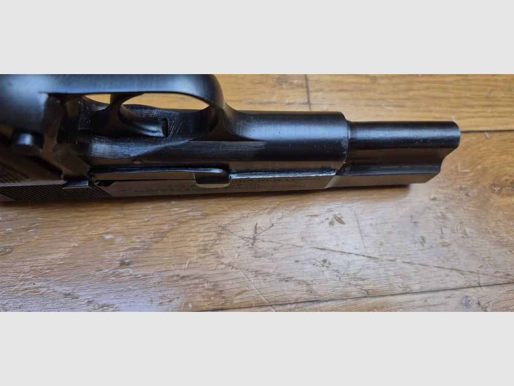 Schöner Browning GP 35 oder P640(b) / P35(b) – 9 para – Neueste Fertigung aus dem Sommer 1944 – Feste Visierung – Magazin gleicher Fertigung – Frost und Jahnel Holster aus Breslau von 1941 und 2. modernes Magazin – Guter Lauf, schöne Markierungen und einwandfreie Mechanik – Sehr schönes Exemplar in TBE / TBE+, Bild 12 von 28