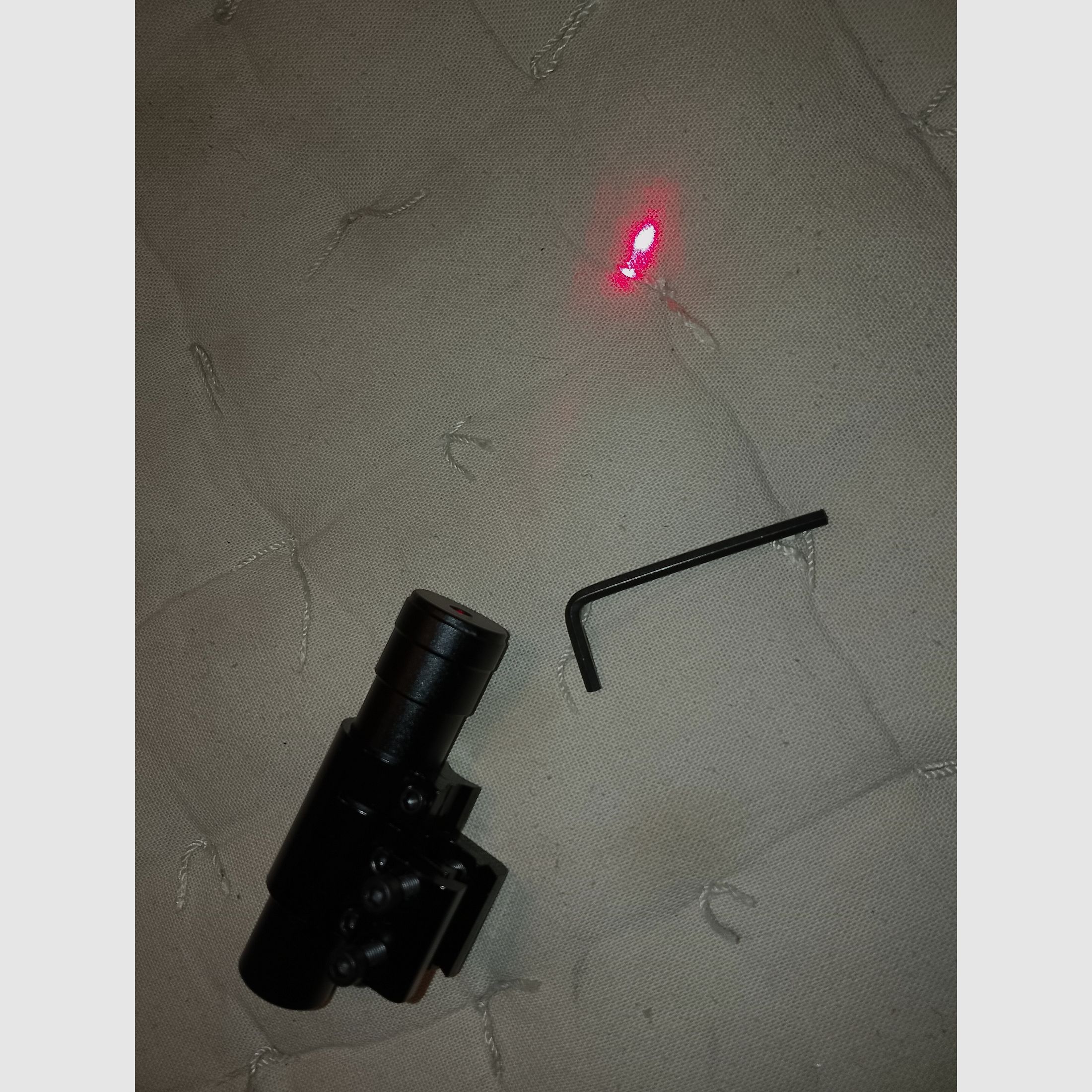 Neu Laser Picatinny Universal Airsoft Softair Paintball Waffe Gewehr Luftgewehr Rotpunkt neue Batterien