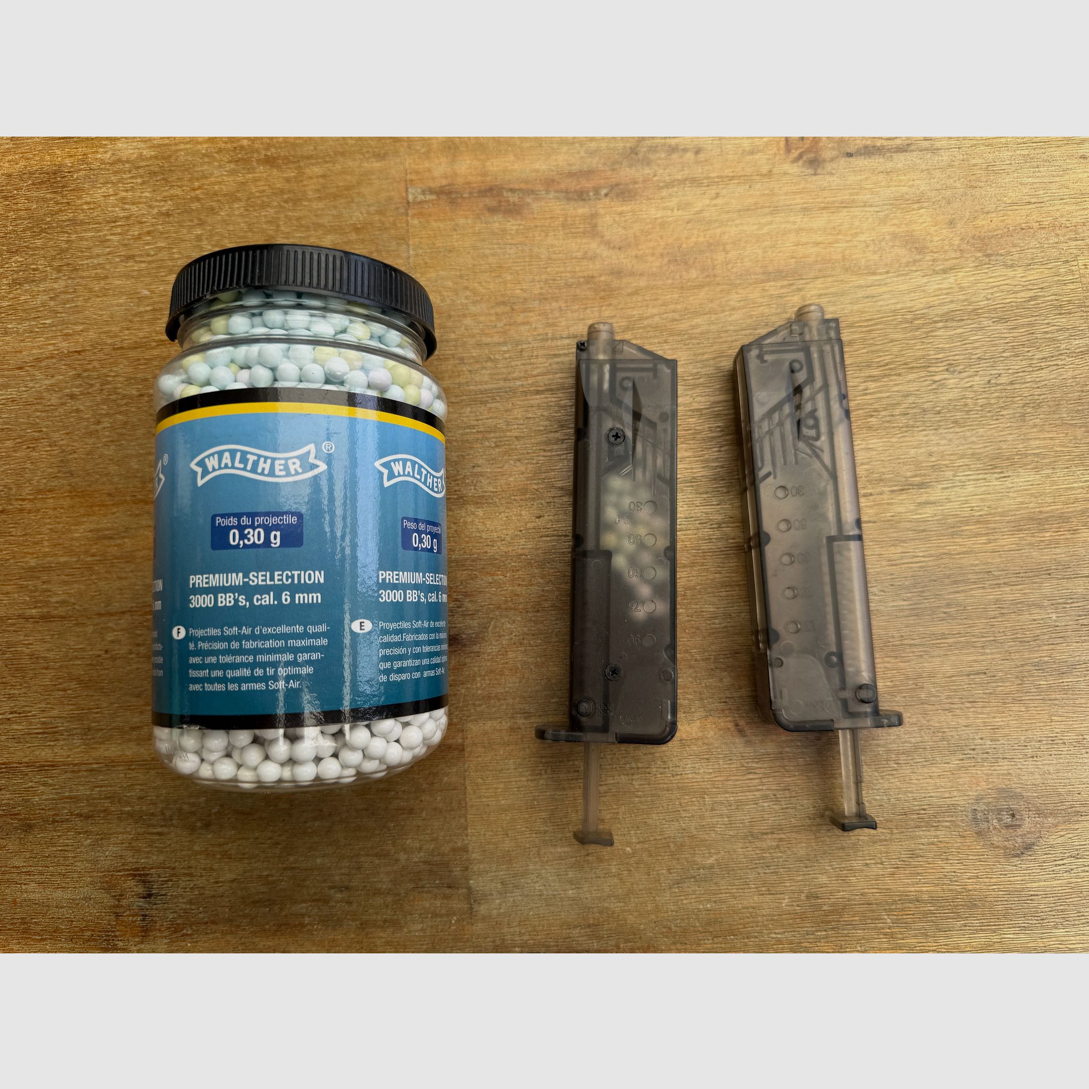 Verschiedene Softair-Waffen und Zubehör (Zielfernrohr, Magazine, Schalldämpfer, etc)