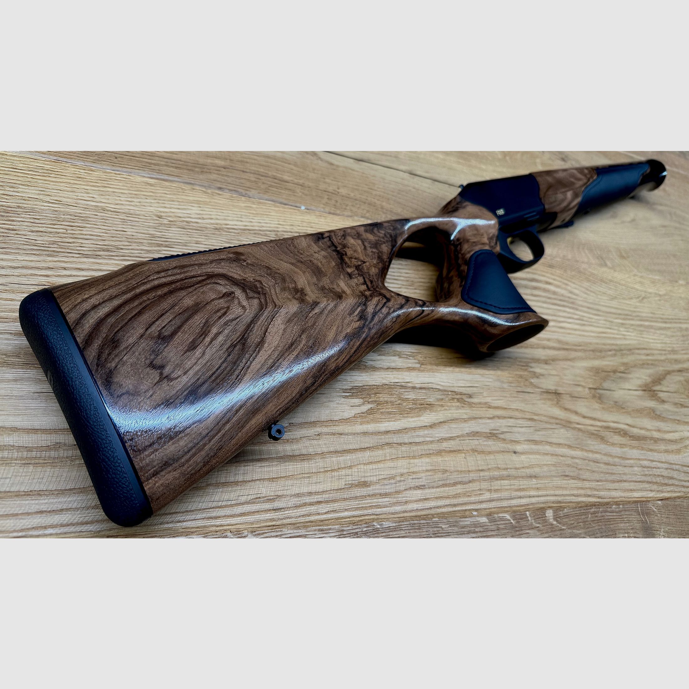 Blaser R8 Success skórzana kolba z systemem / klasa drewna 6 / skóra czarna / elementy złote