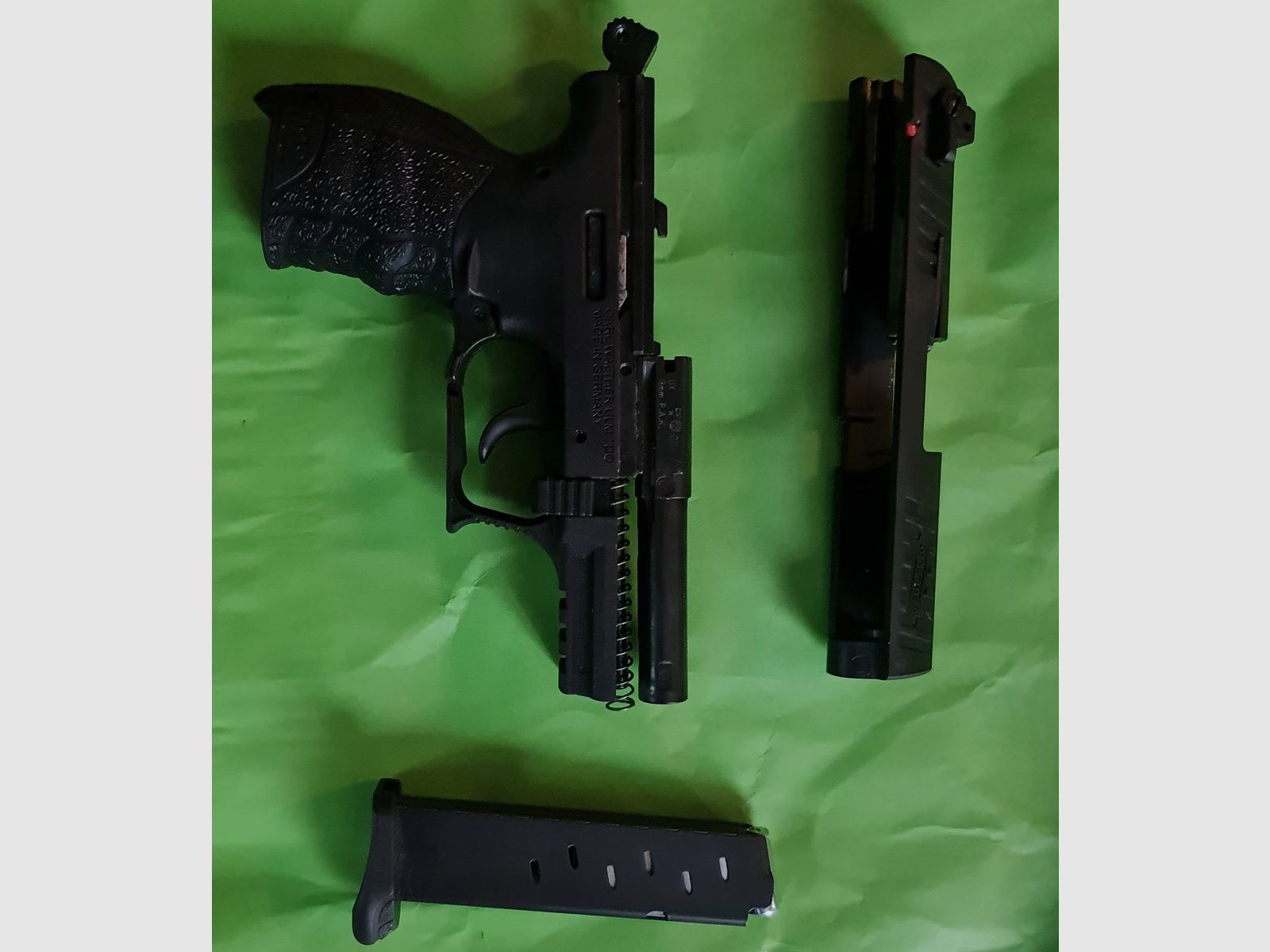 Walther P22Q 9 mm P.A.K. Pistola – pistola a salve compatta con design ergonomico La Walther P22Q 9 mm P.A.K. è una replica precisa della nota serie Walther P22Q e si rivolge a chi cerca una pistola a salve compatta, ergonomica e versatile. La sua struttura combina un design autentico con una costruzione funzionale. Sistema di sicura orientato alla sicurezza La P22Q offre una doppia sicura e una singola sicura, che permettono una gestione flessibile e sicura. L’uso è intuitivo per diversi utenti e supporta un utilizzo controllato in varie situazioni. Il caricatore da 7 colpi garantisce una prontezza costante. Design ergonomico per una gestione precisa Il pulsante di sgancio caricatore ambidestro facilita l’accesso sia per destrorsi che per mancini. Il dorso impugnatura intercambiabile in..., immagine 4 di 4