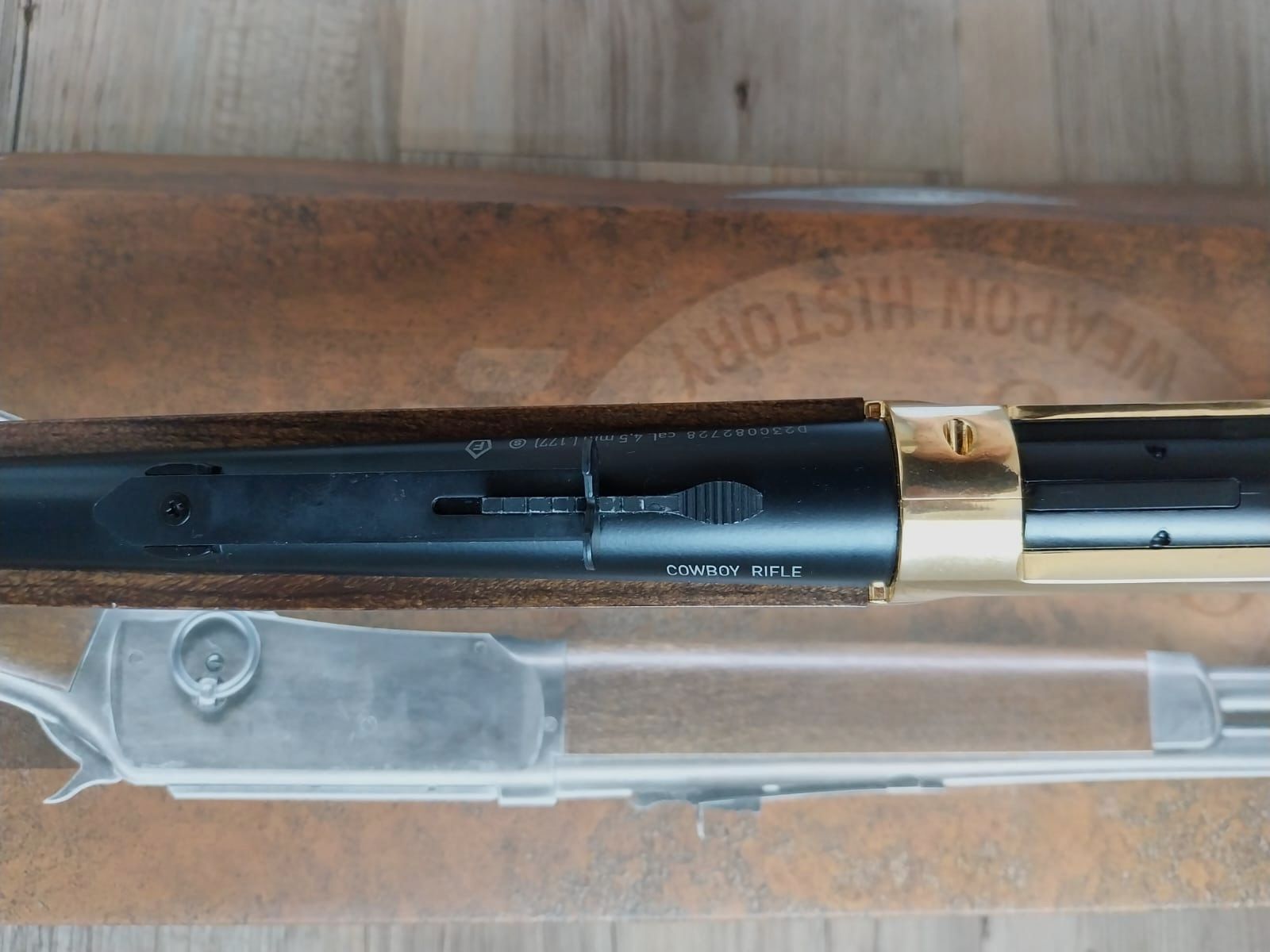 Rifle Cowboy Legends acabado dorado 4,5 mm BB Co2 + 20 cápsulas de Co2 + 1500 BBs 4,5mm